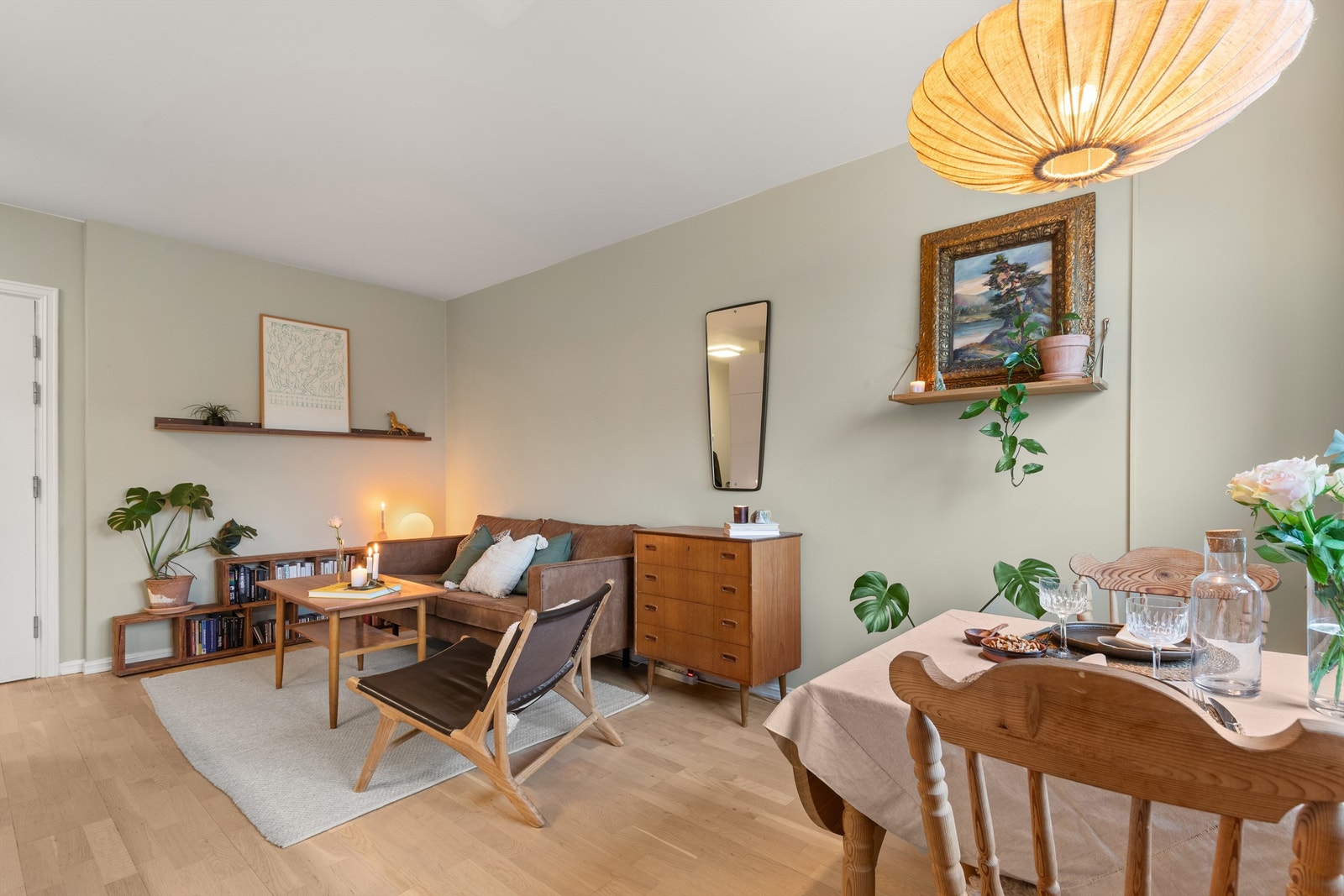 En lekker og attraktiv 2-roms leilighet med åpen stue/kjøkkenløsning, velholdte flater og attraktiv beliggenhet. Galleribilde