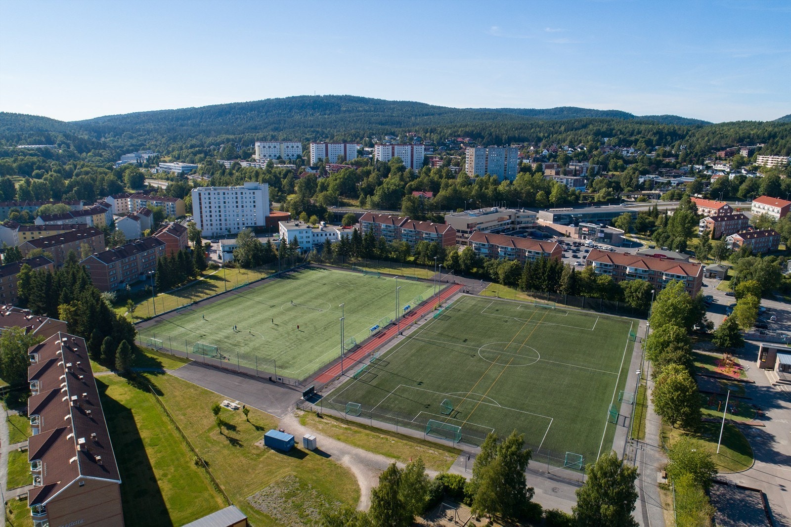 I nærheten finner du Apalløkka idrettshall, hvor det tilbys basket, håndball og innebandy. Ved siden av hallen er det et flott idrettsanlegg, Greibanen med kunstgressbane, grusbane og ballbinge. Galleribilde