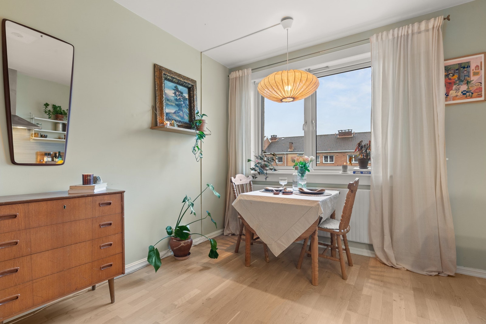 Det er også en naturlig plass å møblere med et spisebord om ønskelig. Galleribilde