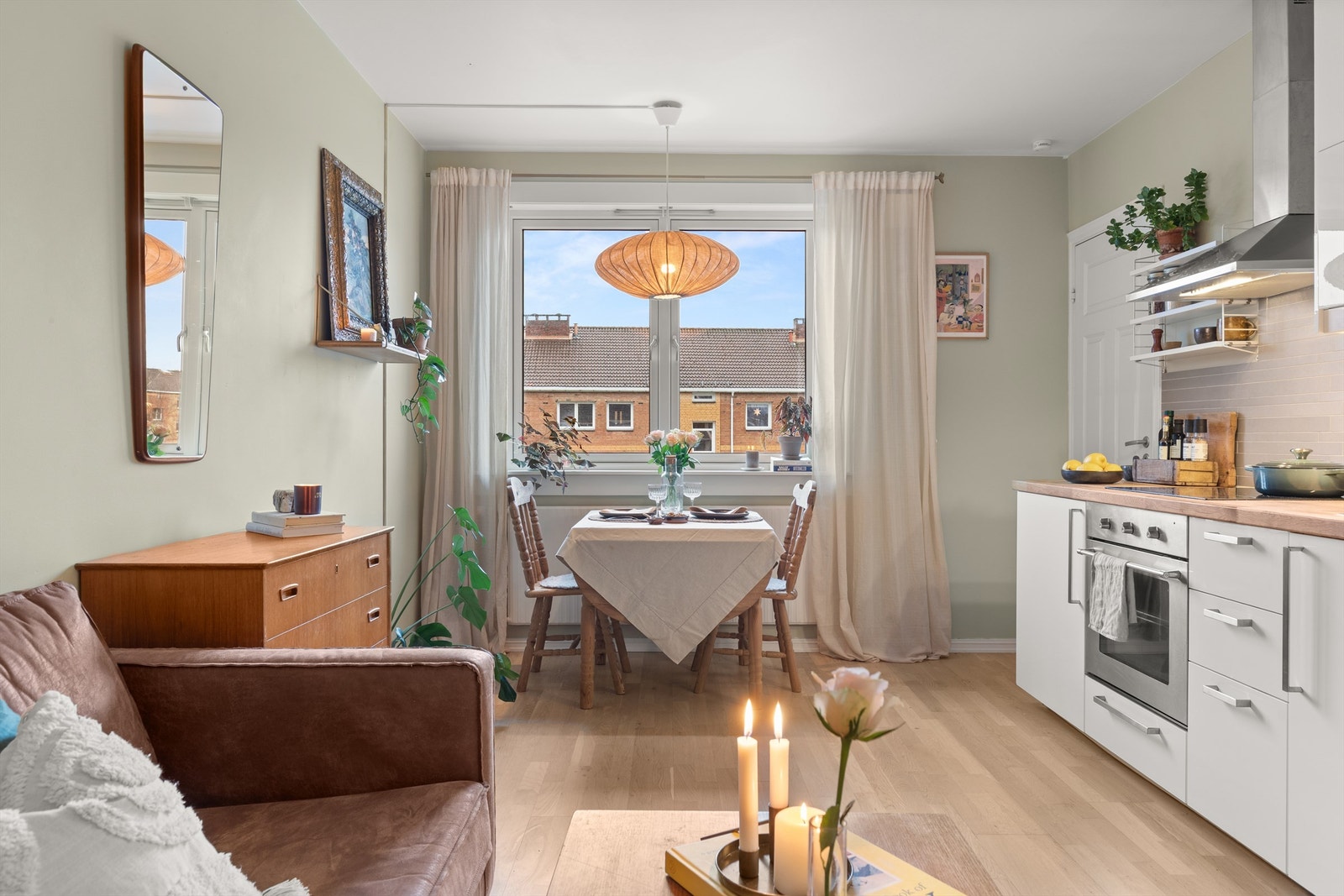 Det er rikelig med lysinnslipp som skaper en åpen og luftig romfølelse. Galleribilde