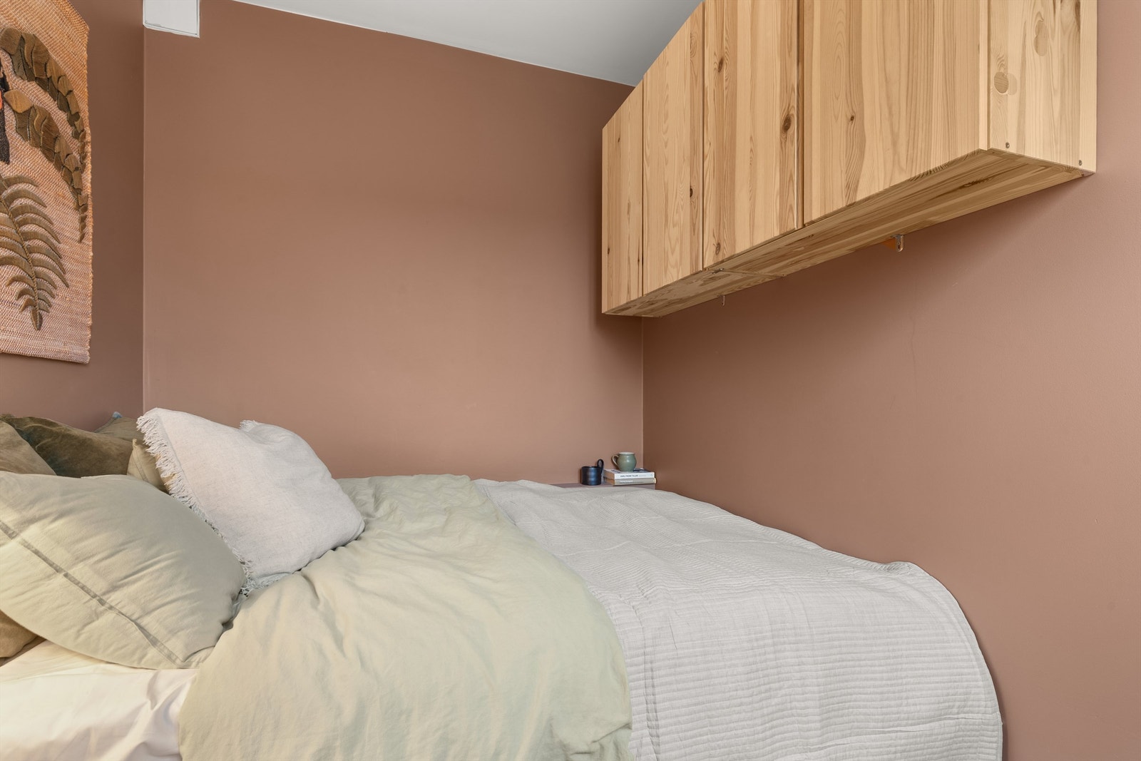 Det er også rikelig med oppbevaringsplass i en vegghengt kommode. Galleribilde