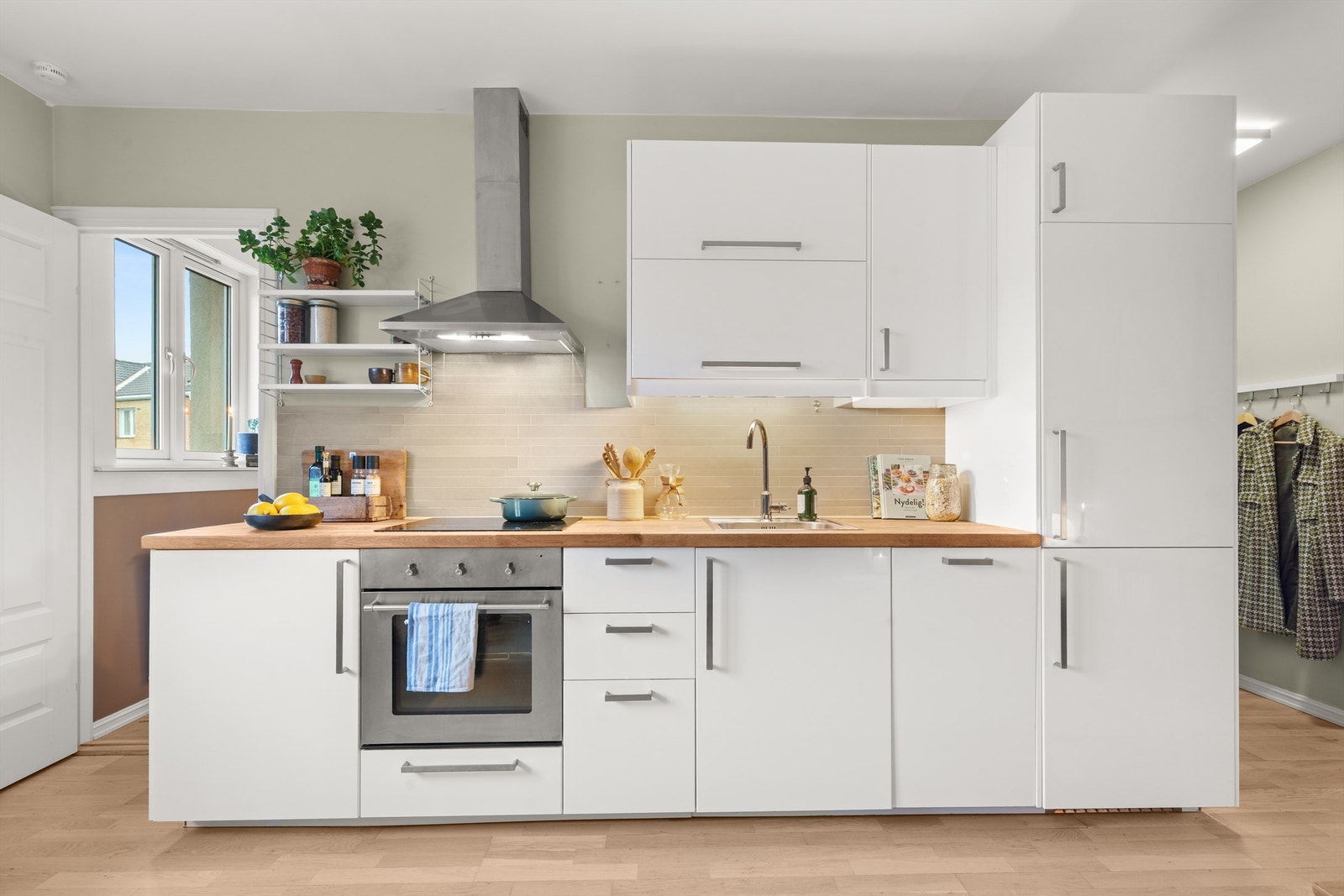 Hvitevarene er sømløst integrert og består av kjøl/fryseskap, oppvaskmaskin, induksjonstopp og stekeovn. Galleribilde