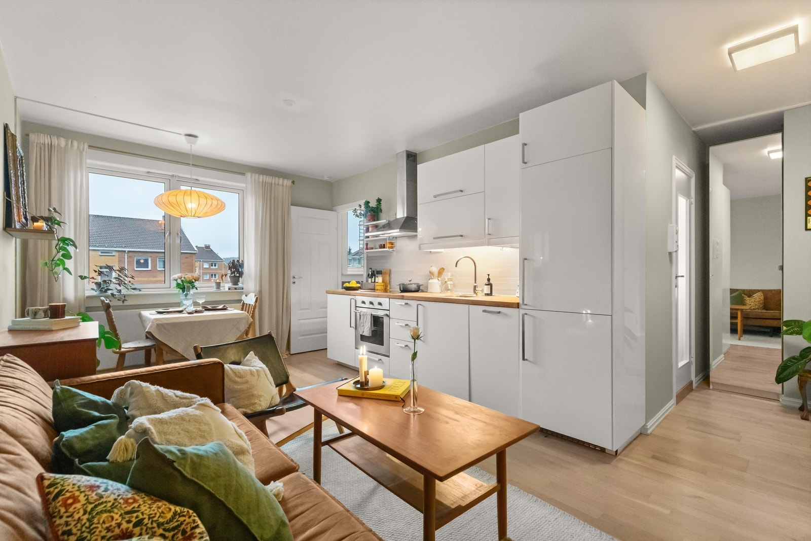 Stuen er av god størrelse med plass til å møblere med sofa, salongbord og TV-seksjon. Galleribilde