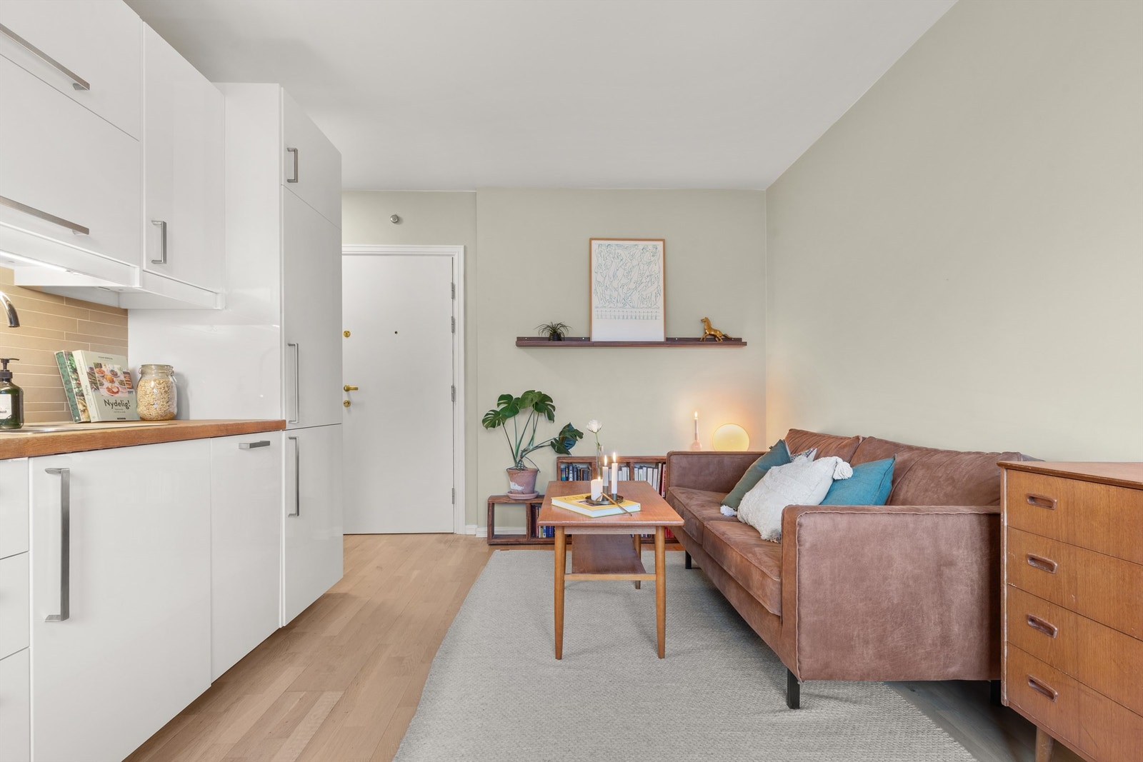 Kjøkkenet er holdt i en åpen løsning med stuen. Galleribilde