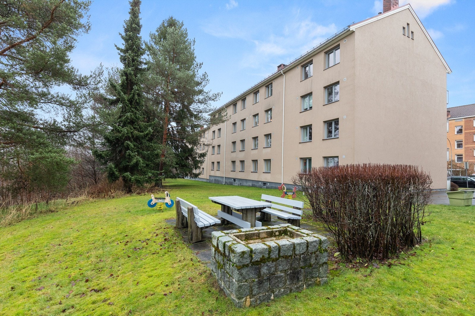 Fellesområdene er pent opparbeidet med beplanting og sitteplasser. Galleribilde