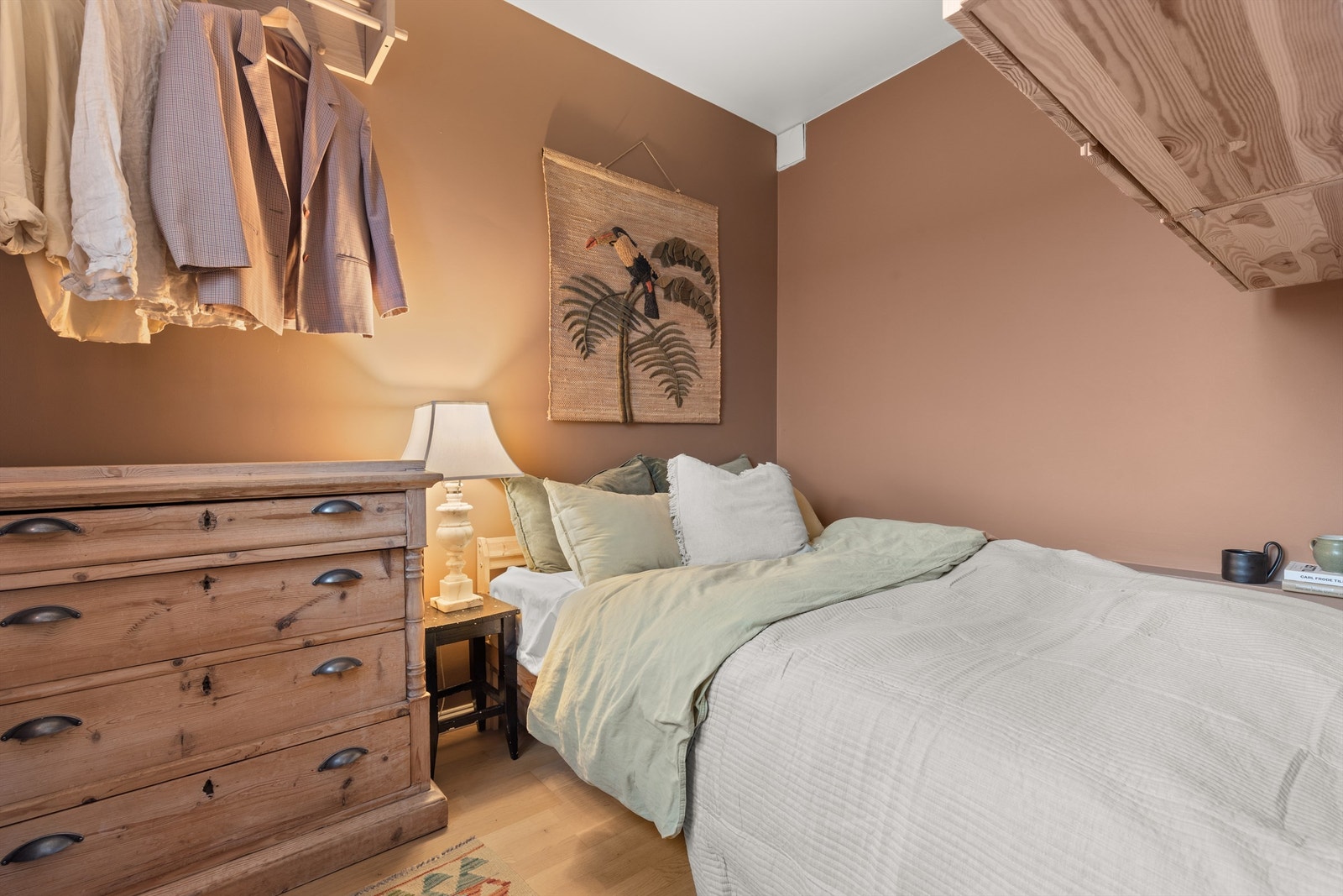 Det gjøres oppmerksom på at rom benyttet som soverom avviker fra anbefalinger i byggeteknisk forskrift i forhold til romstørrelse. Rommet er opprinnelig et kjøkken og er godkjent for varig opphold i henhold til byggetegninger. Galleribilde