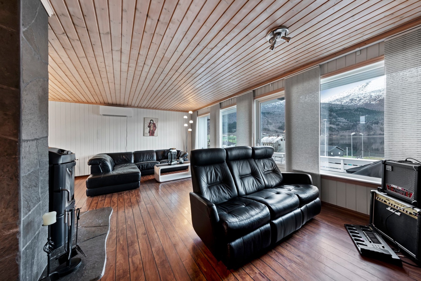 Store vindusflater gir godt med naturlig lysinnslipp Galleribilde