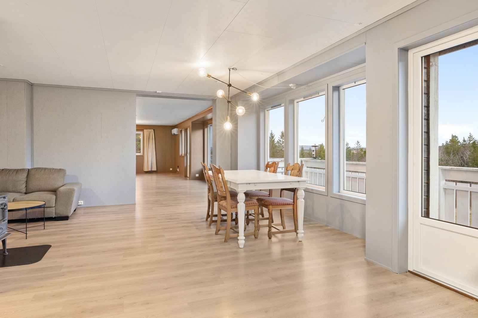 Store vindusoverflater gir rikelig med naturlig lysinnslipp i boligen. Galleribilde