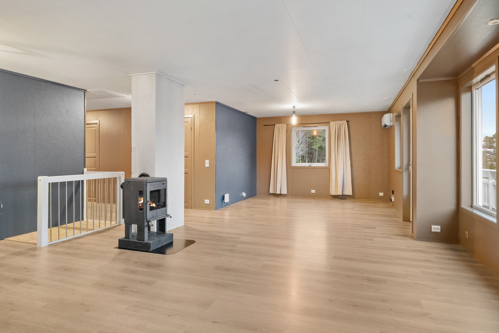 Romslig stue som byr på gode møbleringsmuligheter for både spisegruppe og sofagruppe med tilhørende møblement. Galleribilde