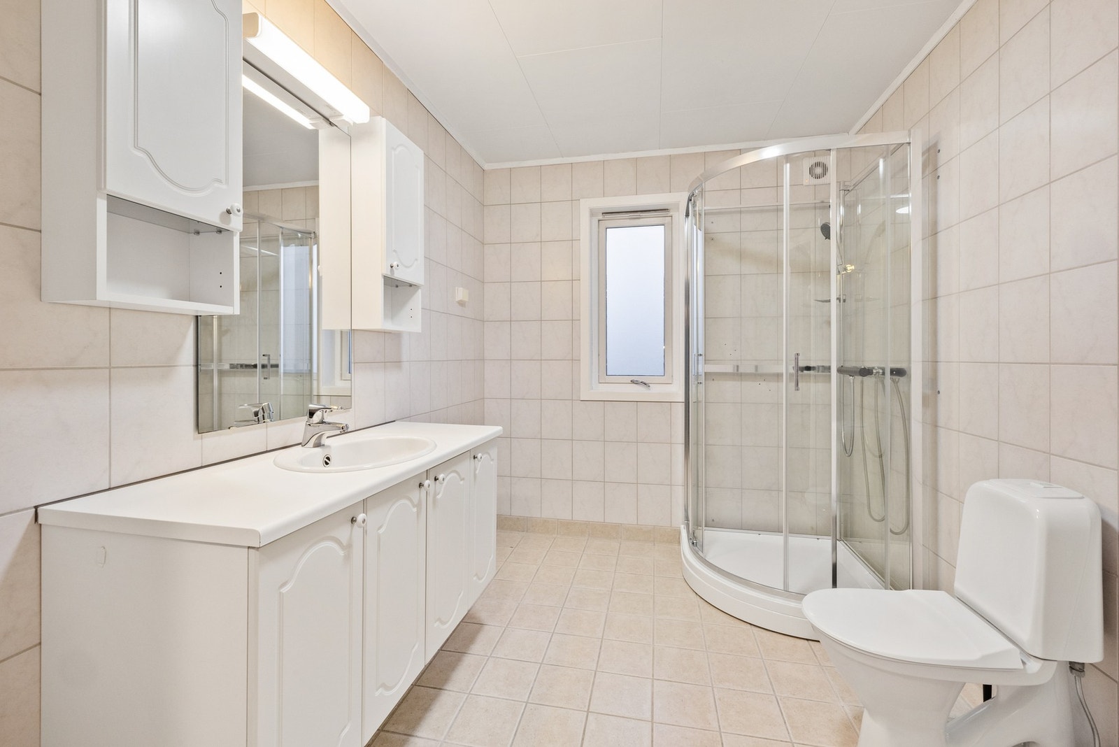 Bad 1 av 2 1. etasje. Galleribilde