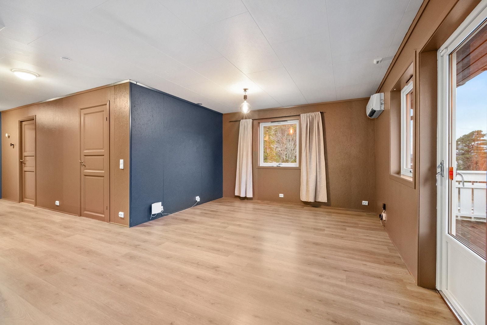 Fra stuen er det utgang til veranda. Galleribilde