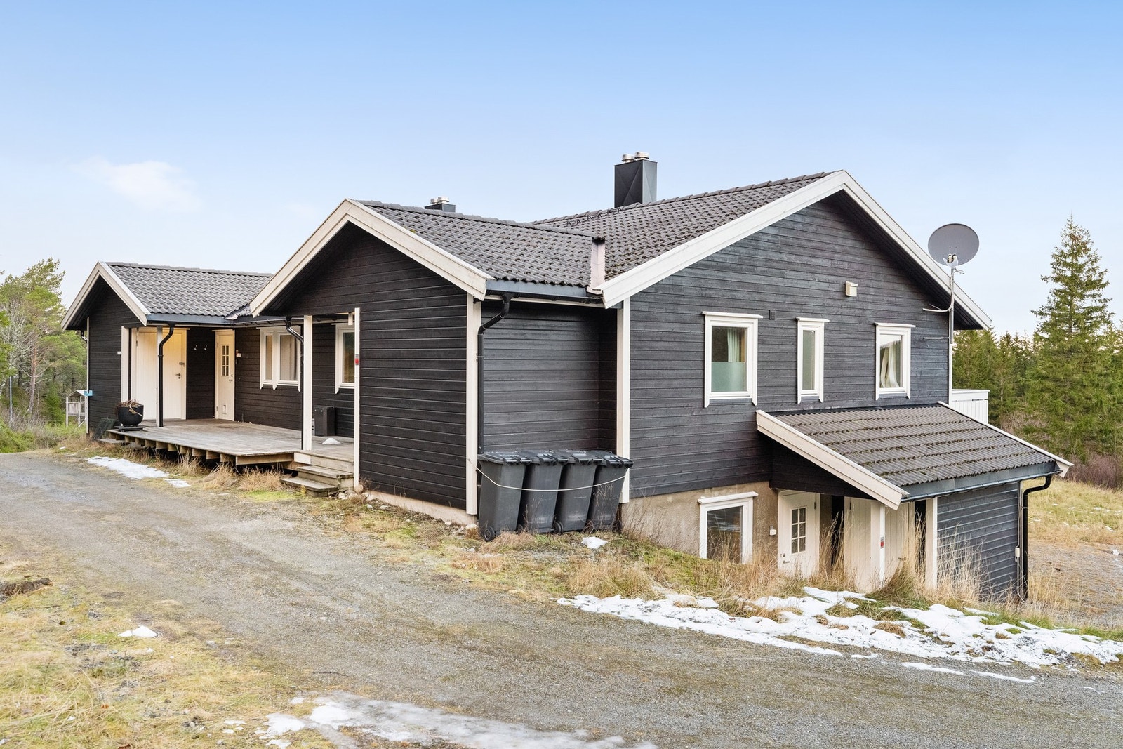 Eiendommen selges med løpende leieforhold i sokkel. Utleid for 16.000.- pr mnd. Galleribilde