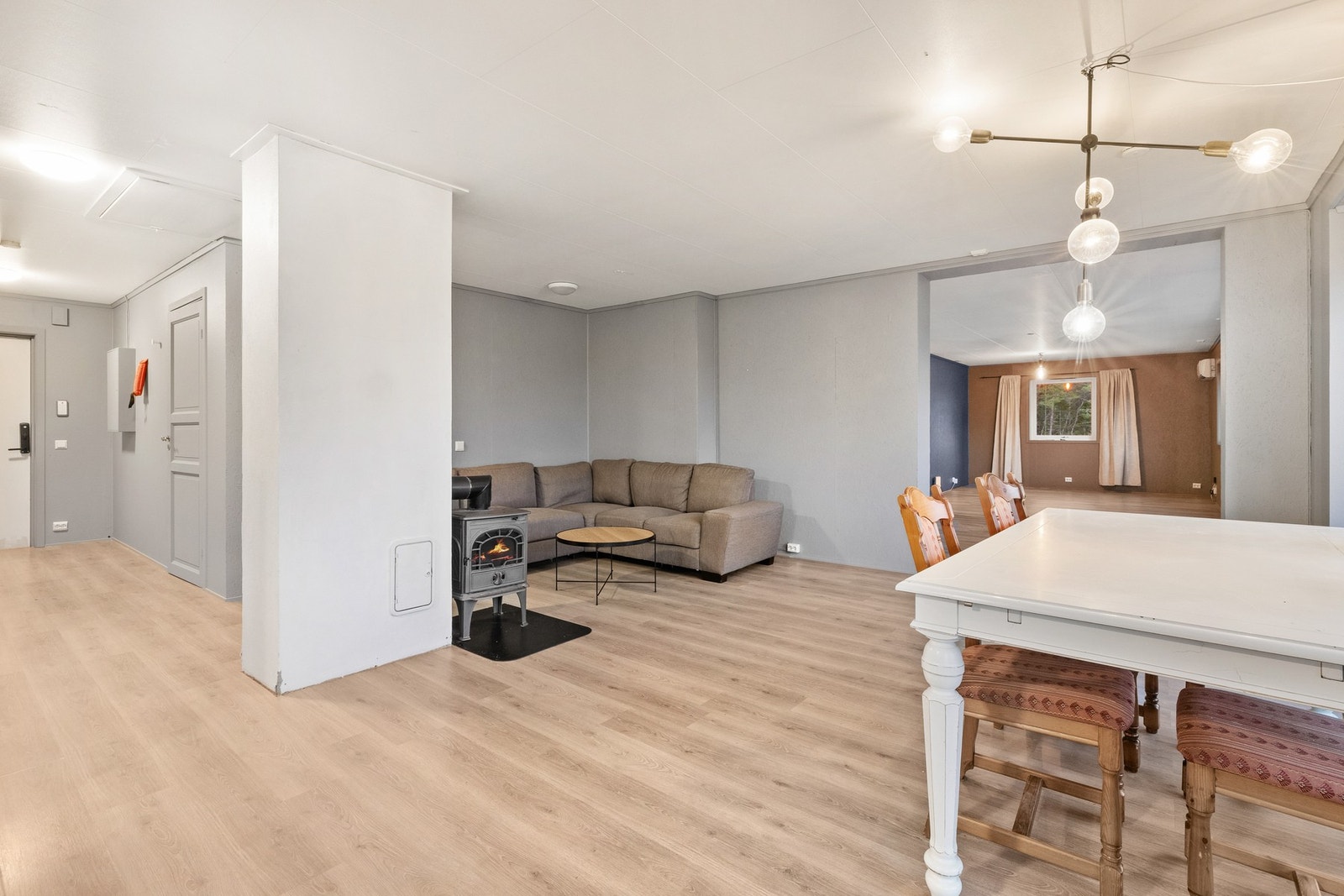 Det er to inngangsdører i 1. etasje. Galleribilde