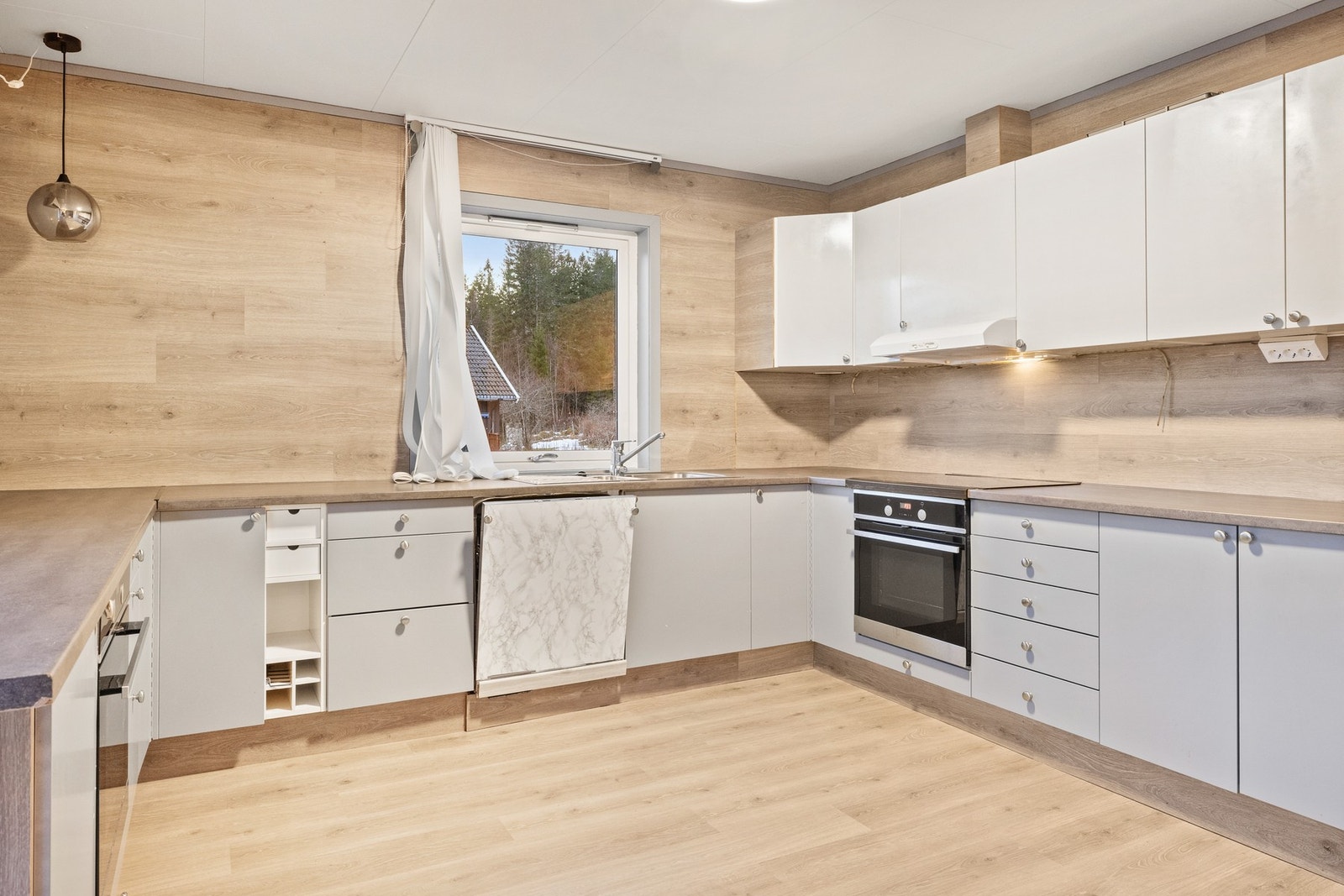 Kjøkken i 1. etasje har god med skap- og benkeplass. Galleribilde