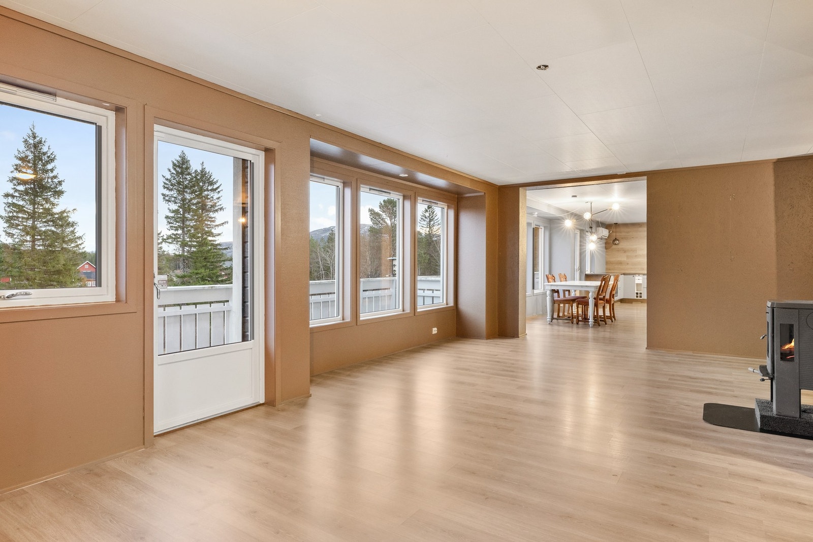 Eiendommen byr på mange muligheter for den friluftsinteresserte, med gangavstand til sjøen og nærliggende turområder. Galleribilde