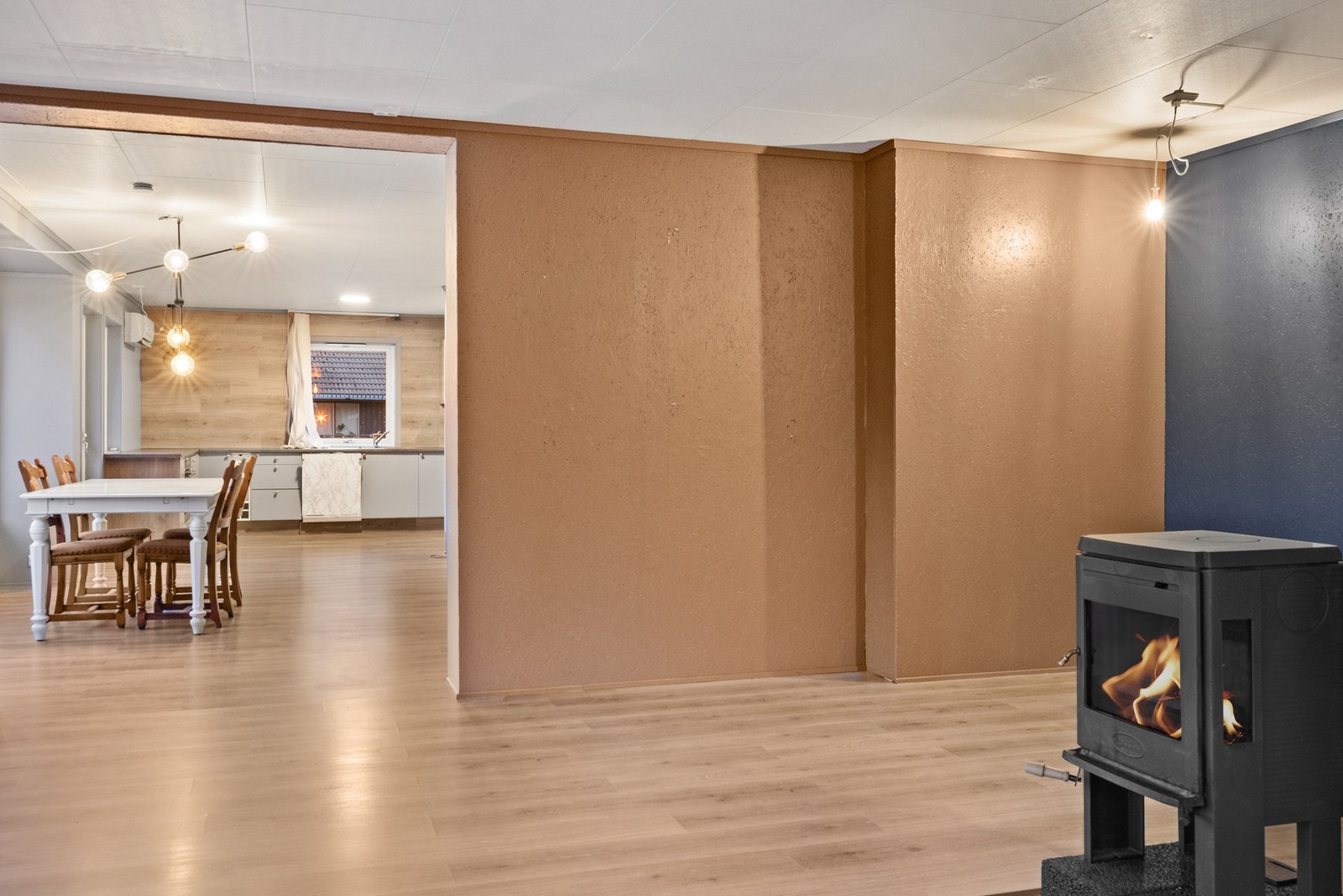 Avstand til Lund ferjekai er ca. 14 km, og avstand til Namsos sentrum er ca. 40 km. Galleribilde