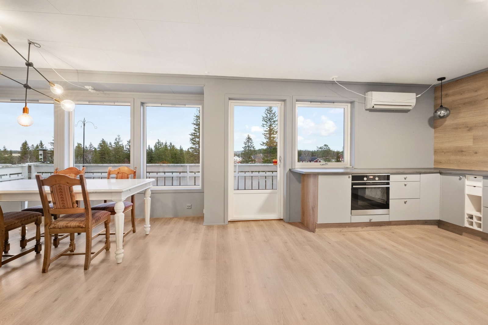 1. etasje består av gang 1, gang 2, kjøkken hovedetasje, stue, 4 soverom, bad hovedetasje s/ø, bad hovedetasje n/v og 2 boder. Galleribilde