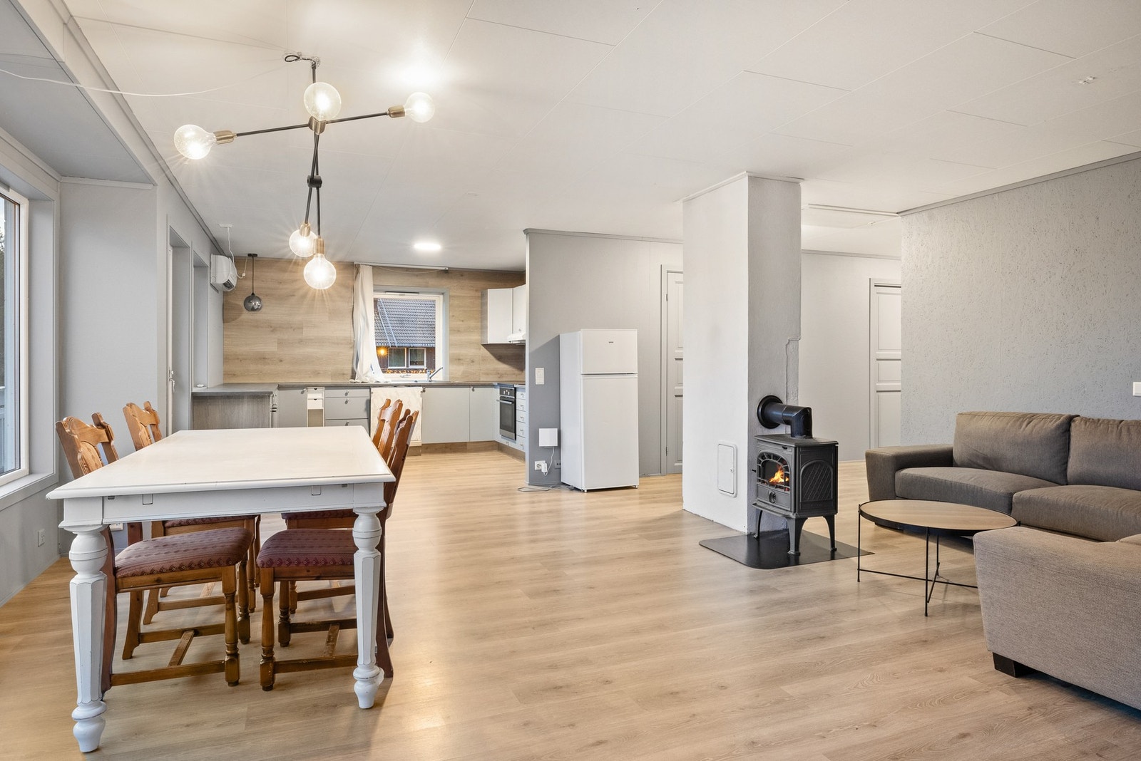 Oppvarming via elektrisitet, varmepumpe og vedfyring. Galleribilde