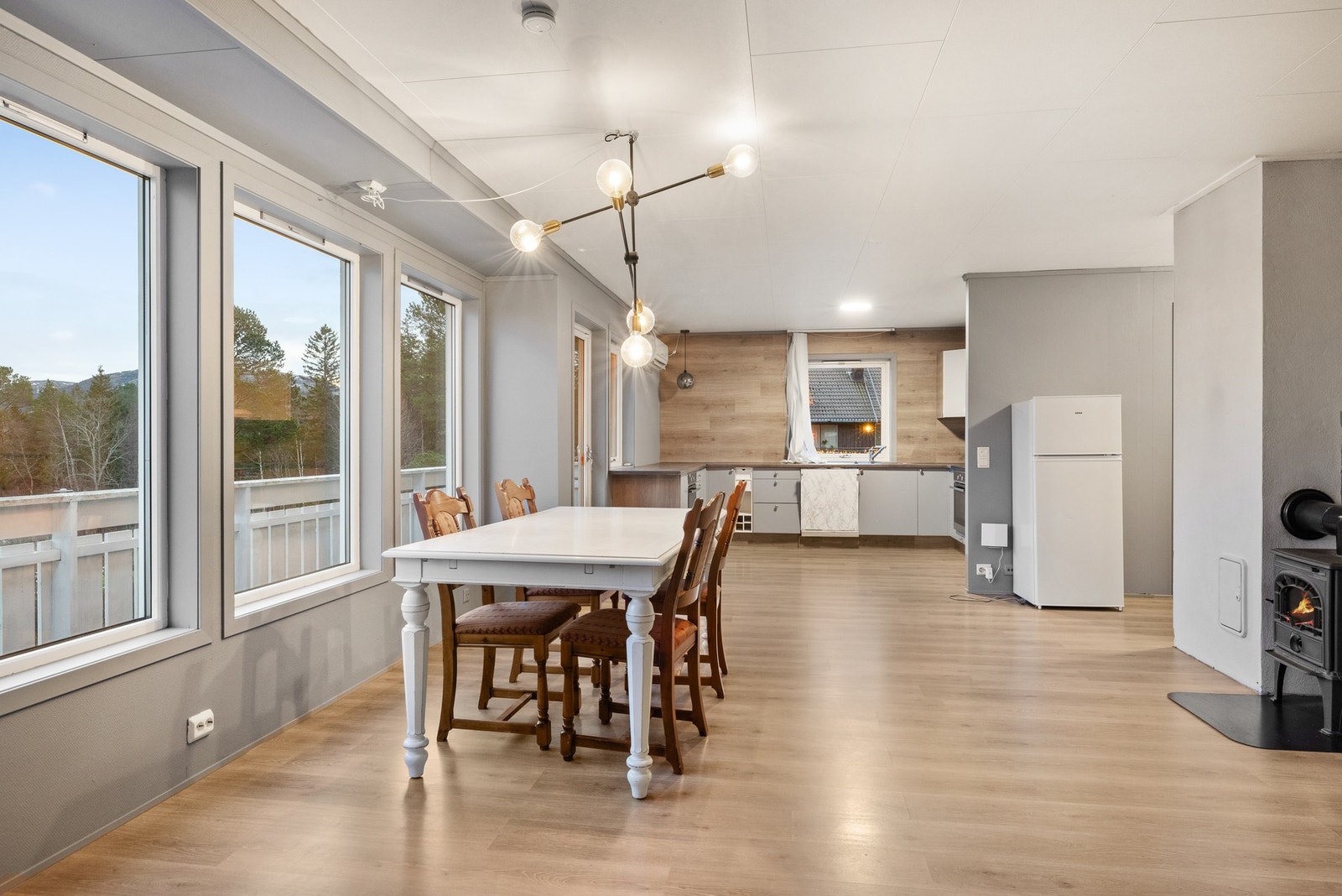 God plass til spisegruppe, samt tilhørende møblement. Galleribilde