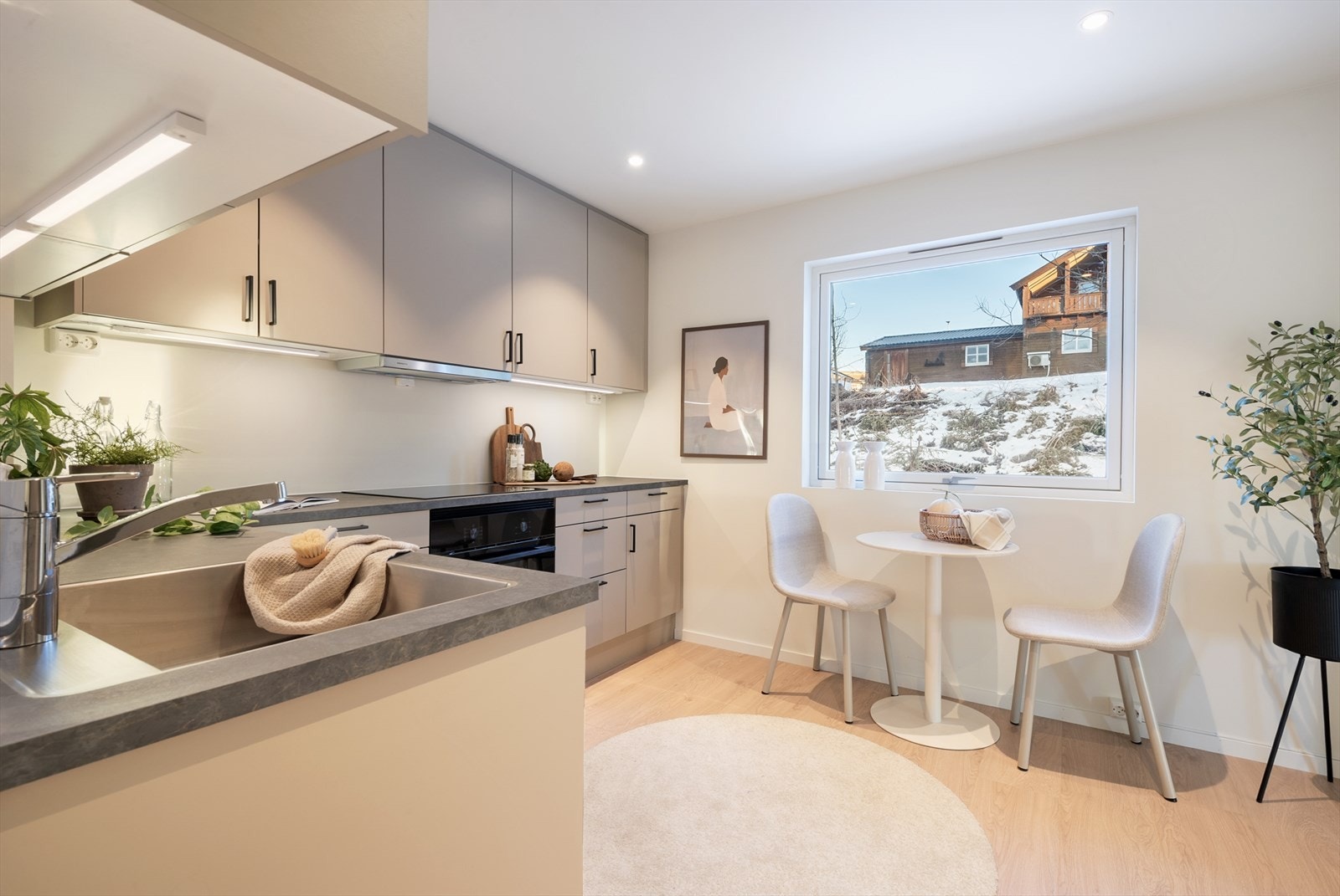 Koselig spiseplass ved vinduet. Galleribilde