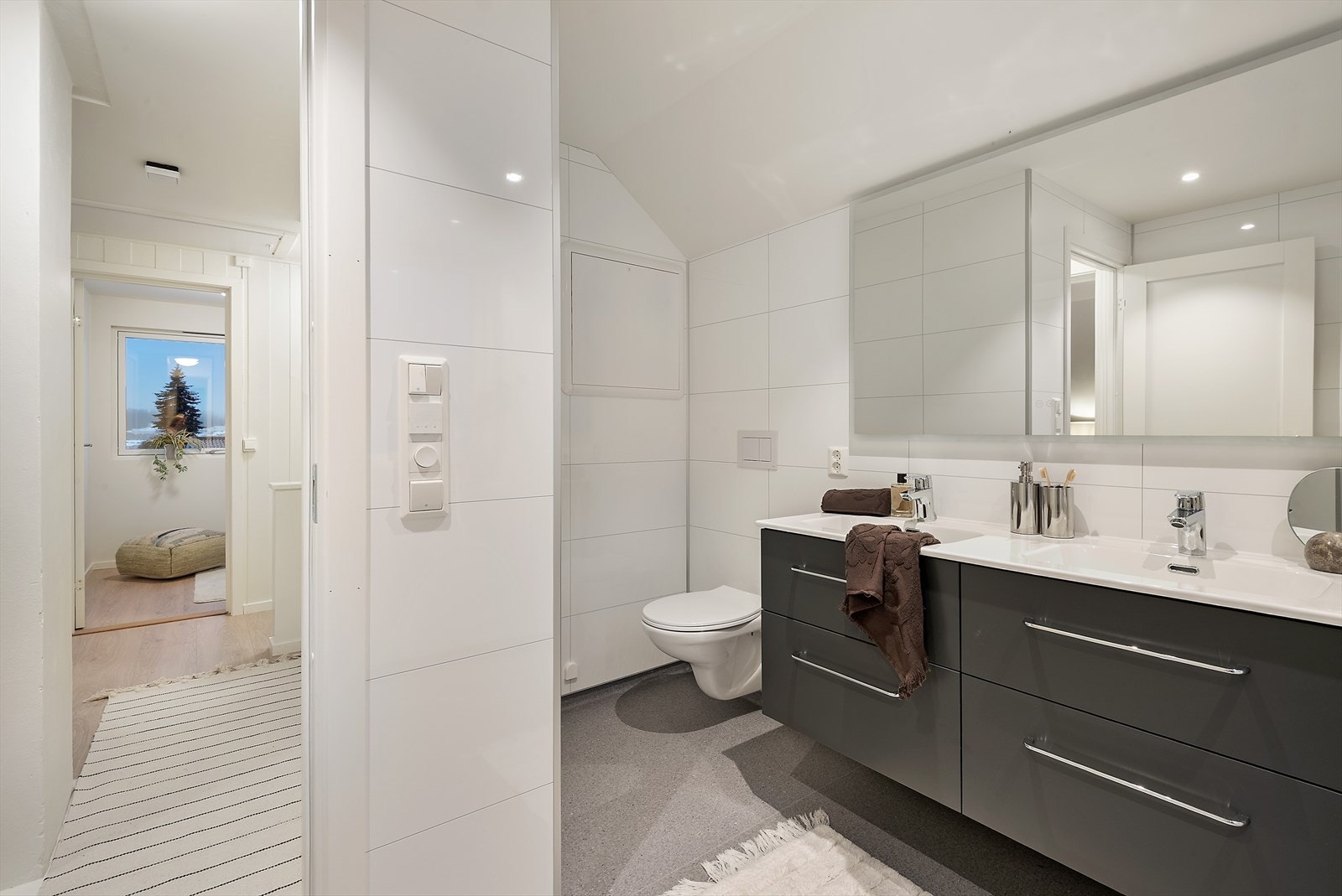 Mørk innredning på badet. Galleribilde