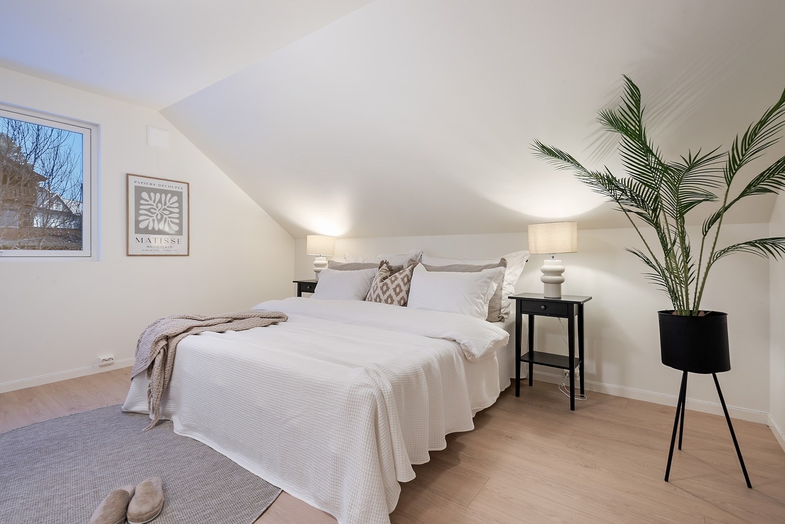 Soverommet har skråhimling. Galleribilde