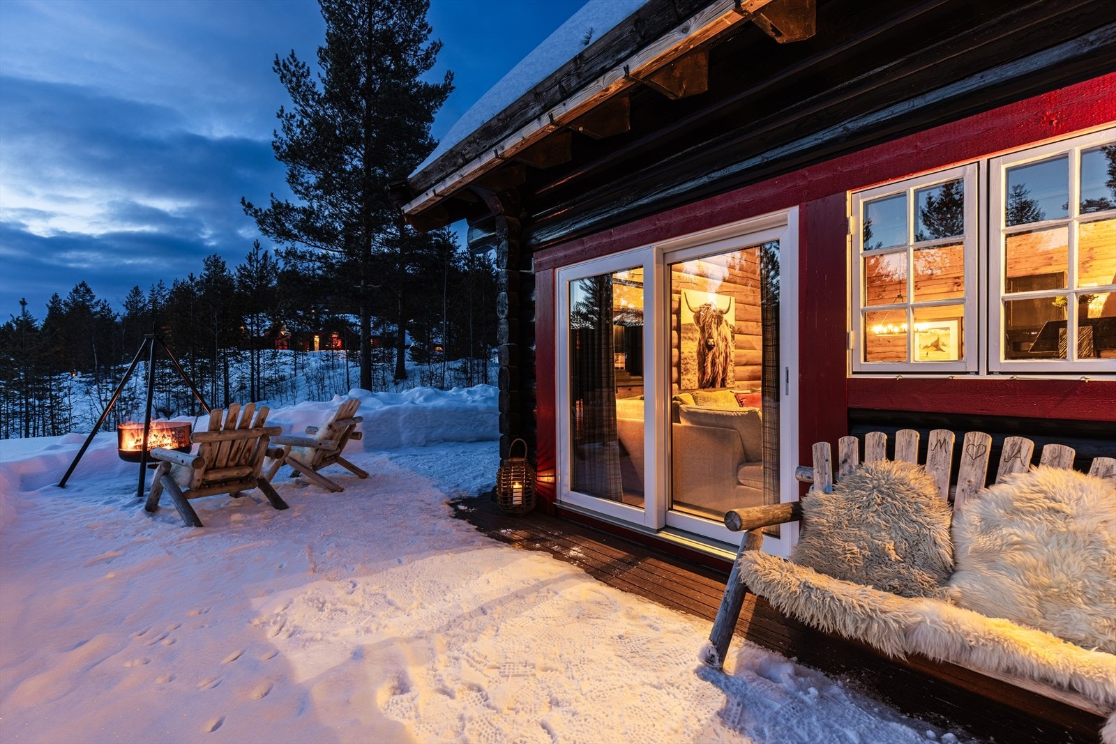 Hytta har stor uteplass på to sider. Galleribilde