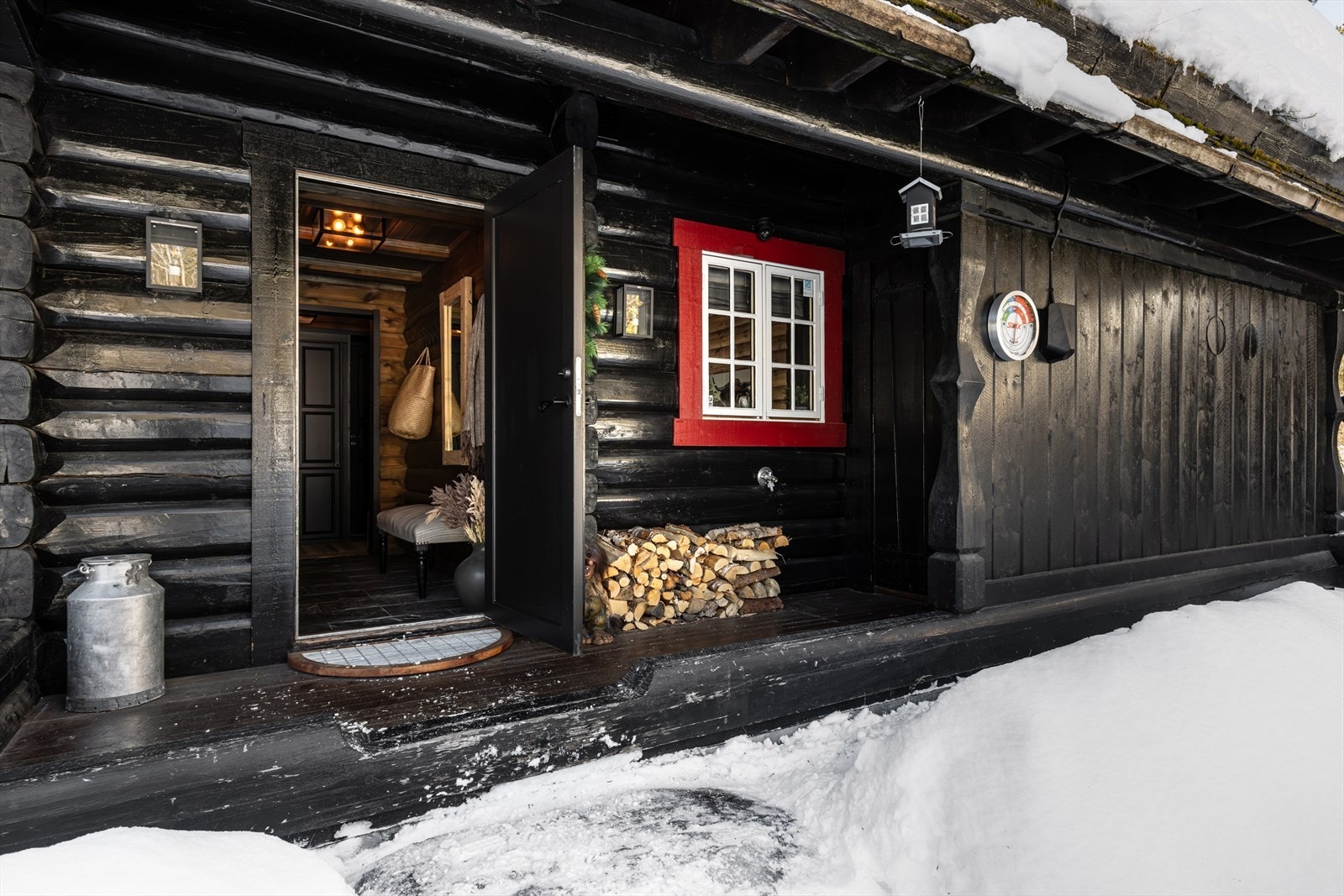 Velkommen inn! Hytta har praktisk sportsbod ved inngangsdøren. Galleribilde