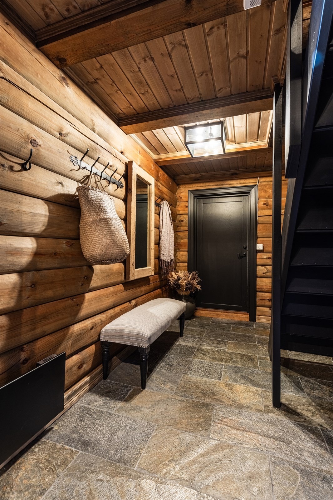 Flislagt gang. Galleribilde