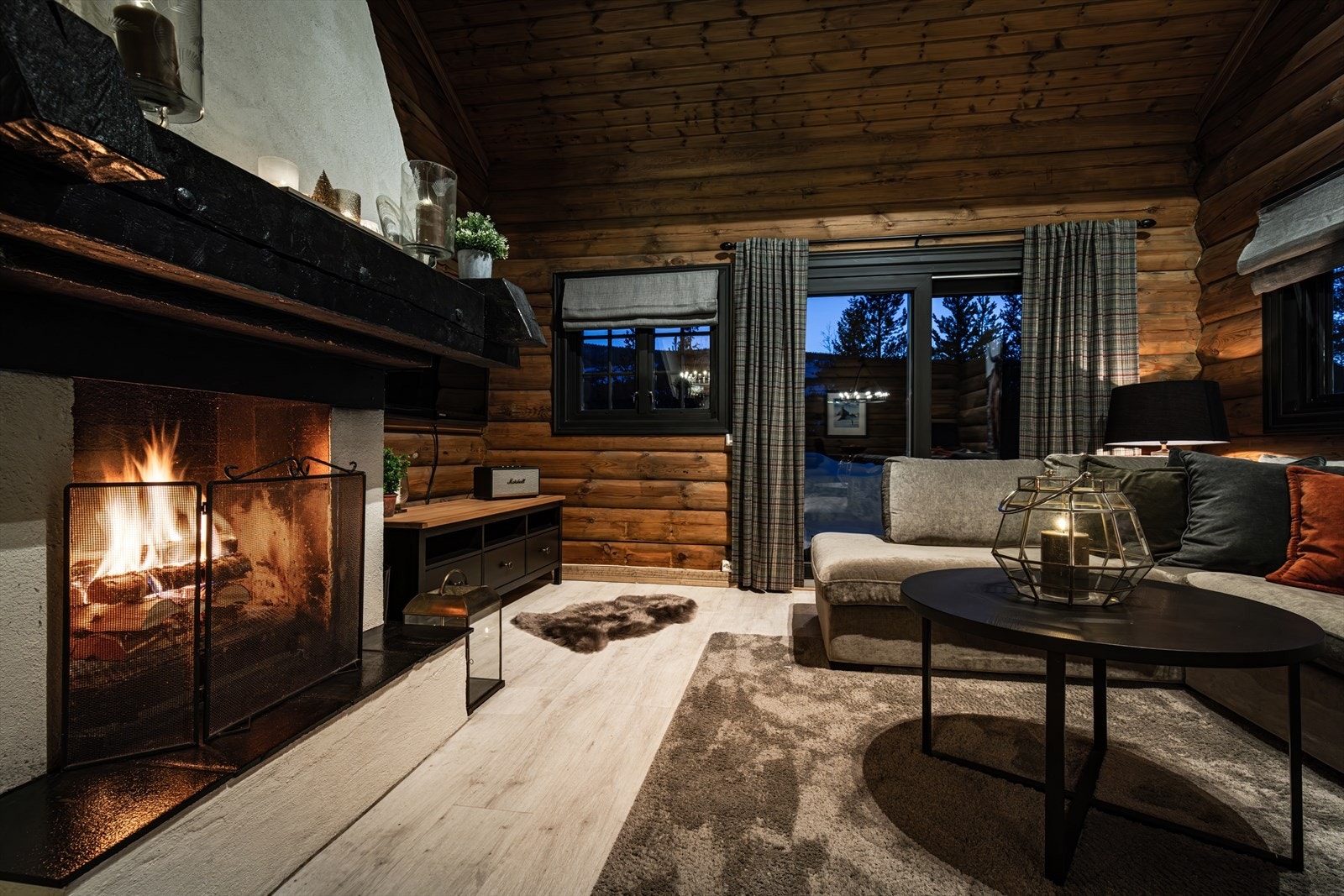 Her kan du slappe av foran peisen med ett glass og bare nyte hytta og den magiske fjellheimen. Galleribilde