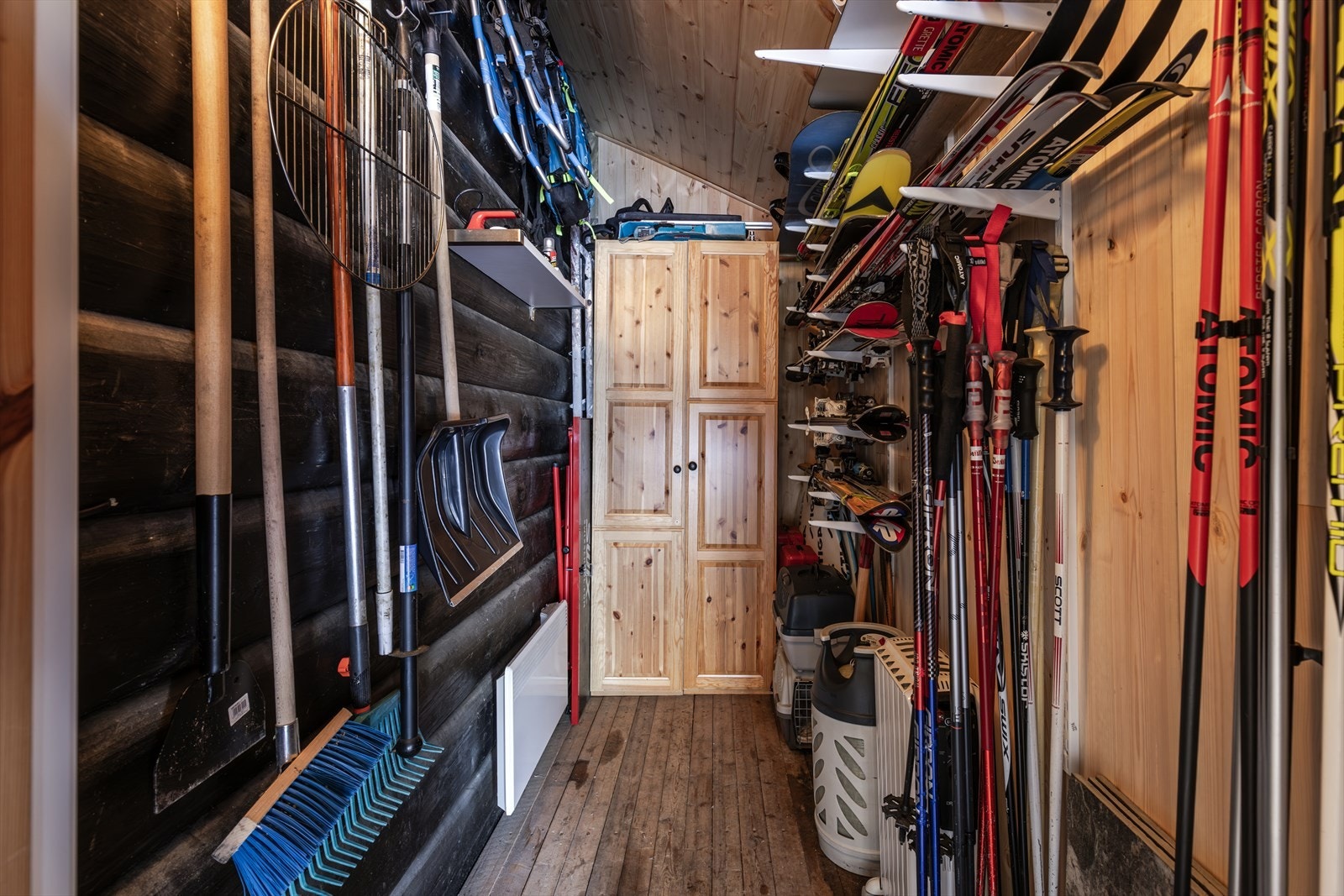 Praktisk isolert sportsbod ved inngangspartiet. Galleribilde