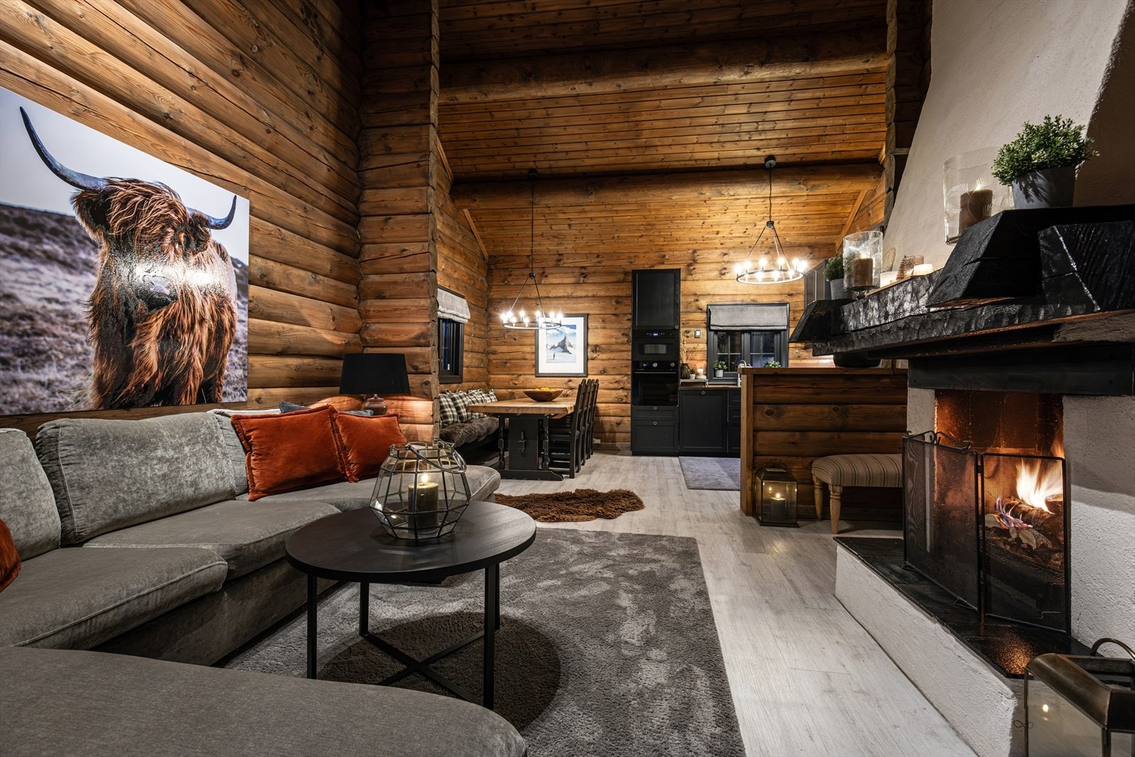 Kveldstemningen i hytta er lun og god og gir en ekstra god fjellfølelse en kald vinterdag. Galleribilde