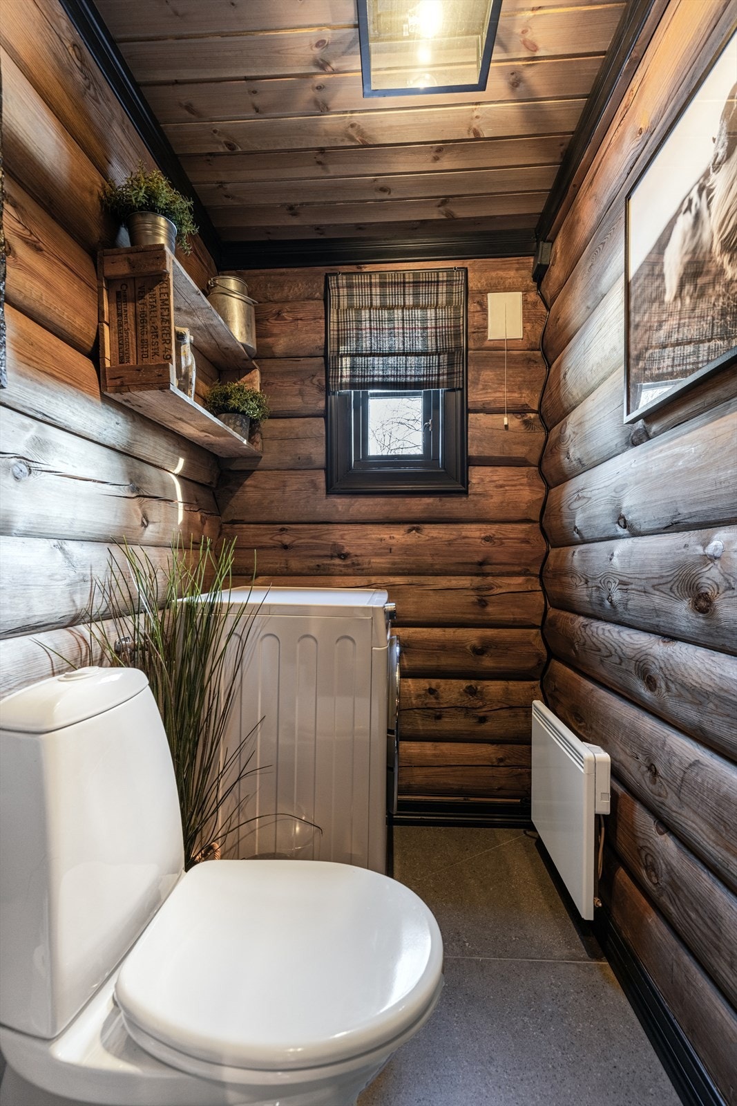 Separat toalett med opplegg for vaskemaskin. Galleribilde