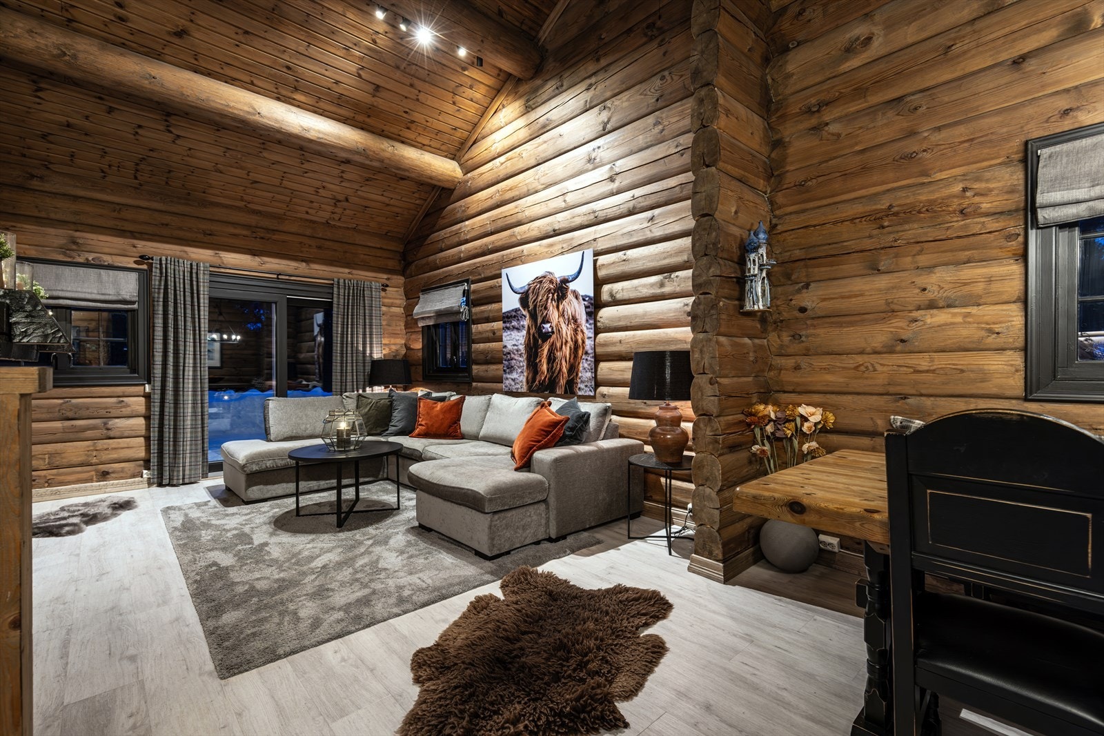 Romslig stue med utgang til stor solrik terrassse. Galleribilde