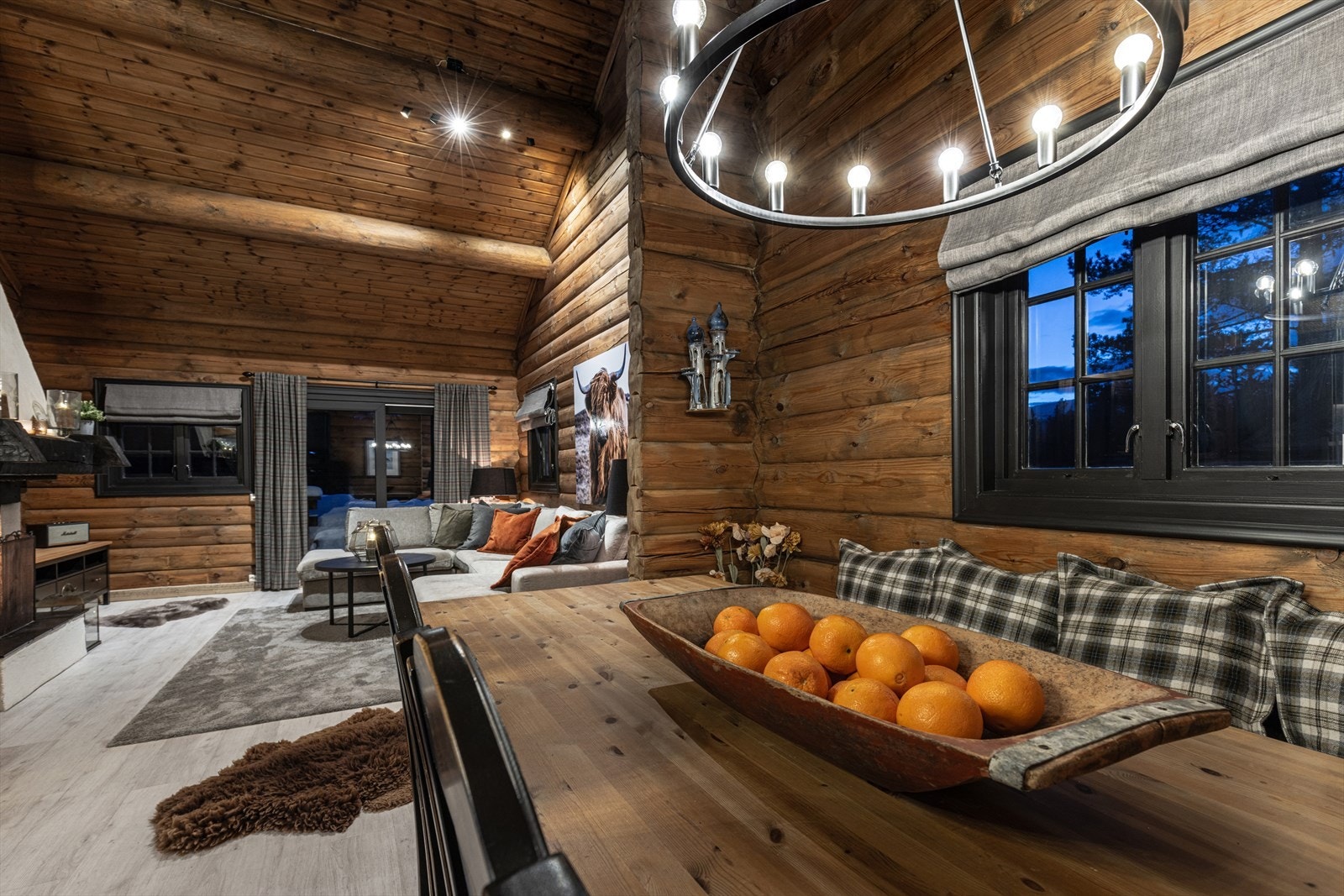 Spiseplass og kjøkkenet er åpent mot stuen. Galleribilde