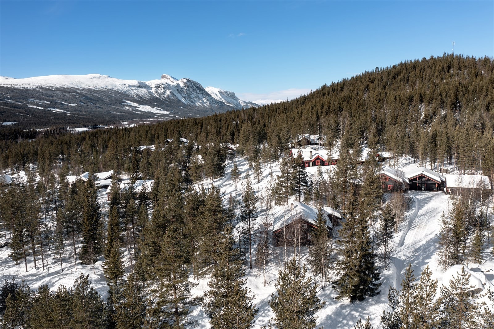 Hytta har en fin og usjenert beliggenhet på populære Golf Alpin. Galleribilde