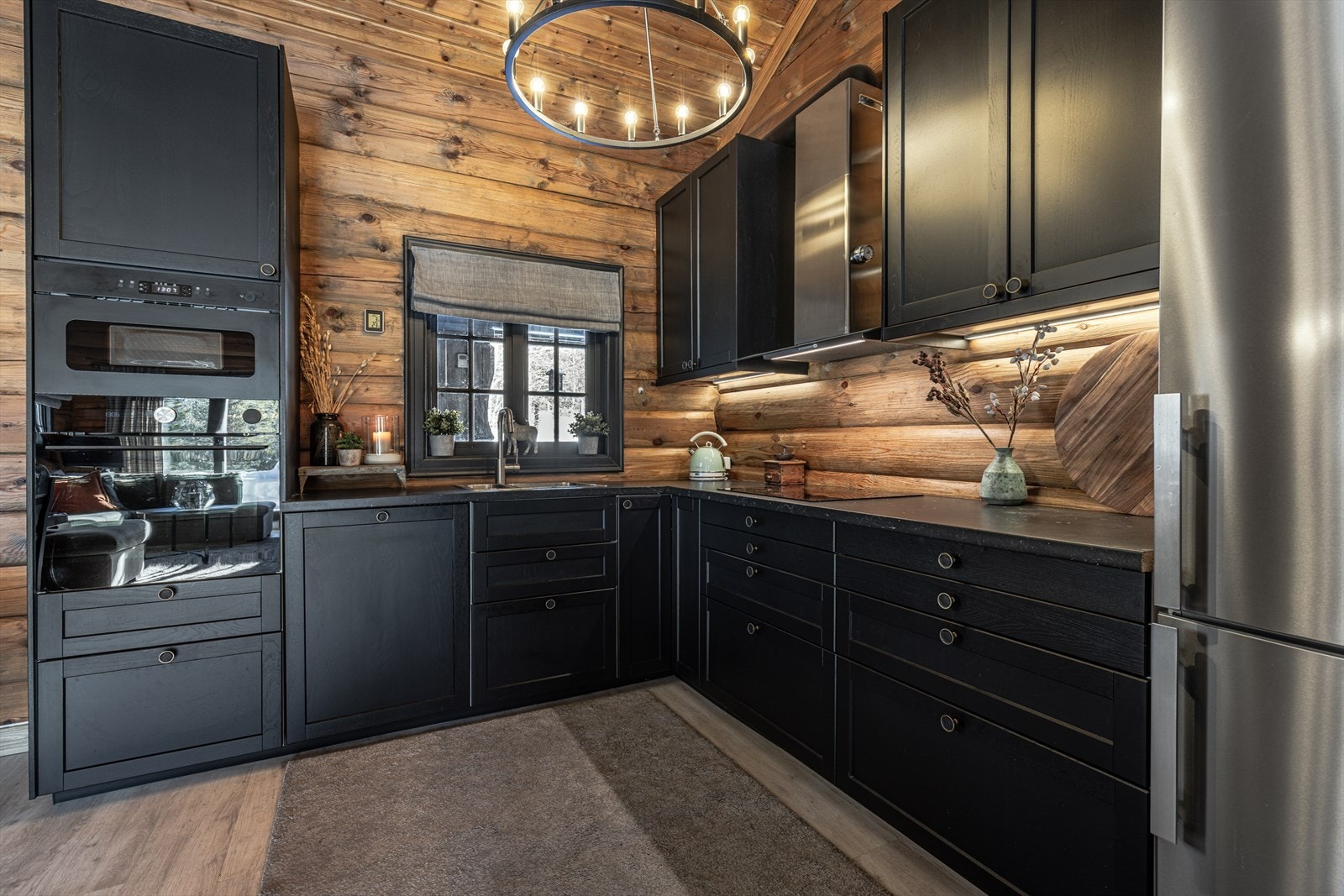 Lekkert kjøkken med integrerte hvitevarer i tidsriktige farger og med fjellfin utførelse. Galleribilde