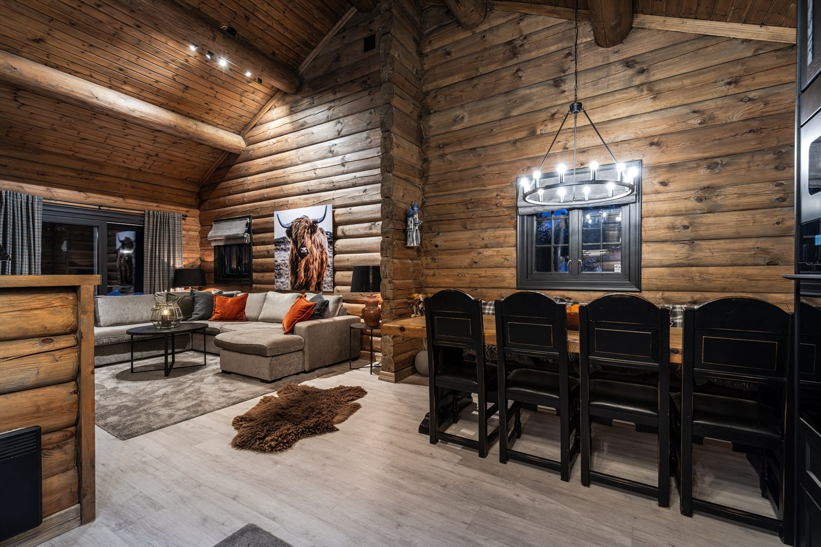 Den åpne planløsningen fører rommene sammen og skaper god stemning og samhørighet. Galleribilde