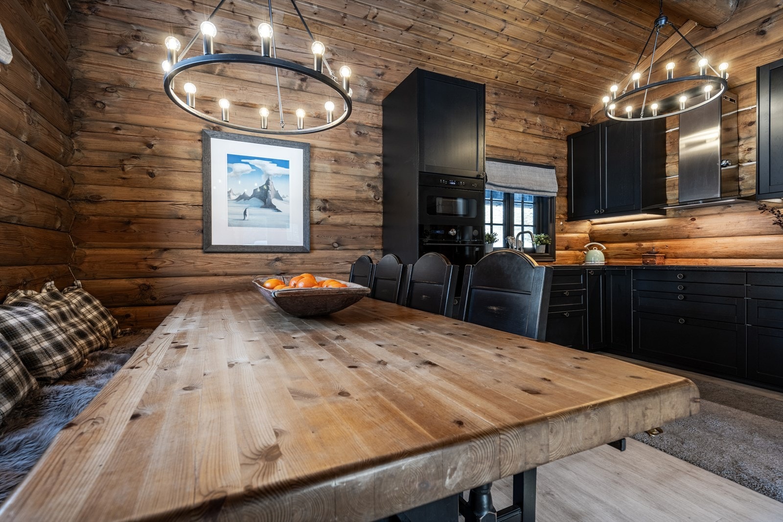 Stor hyggelig spiseplass på kjøkkenet. Galleribilde