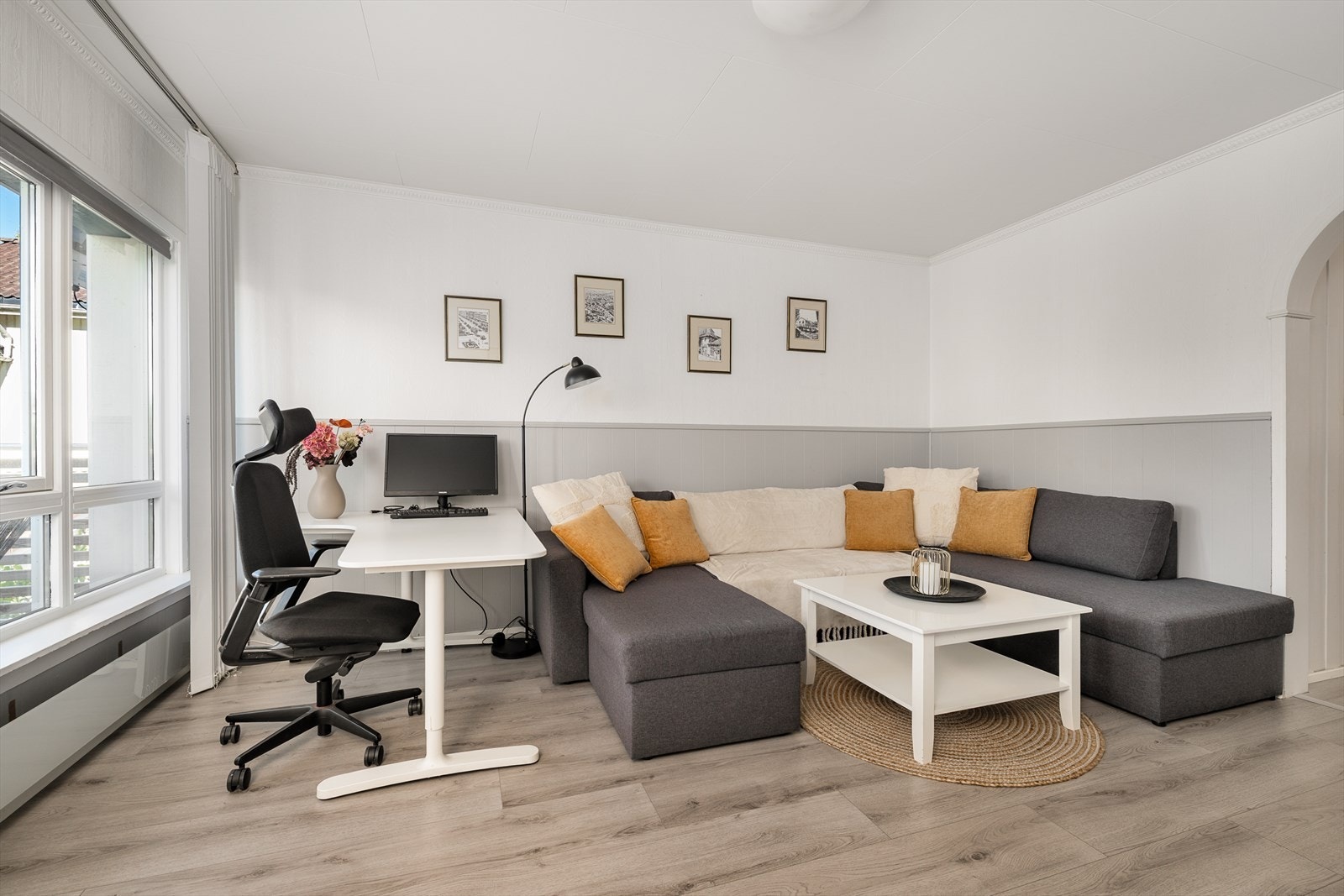 Kontorpult kan evt byttes ut med spisegruppe Galleribilde