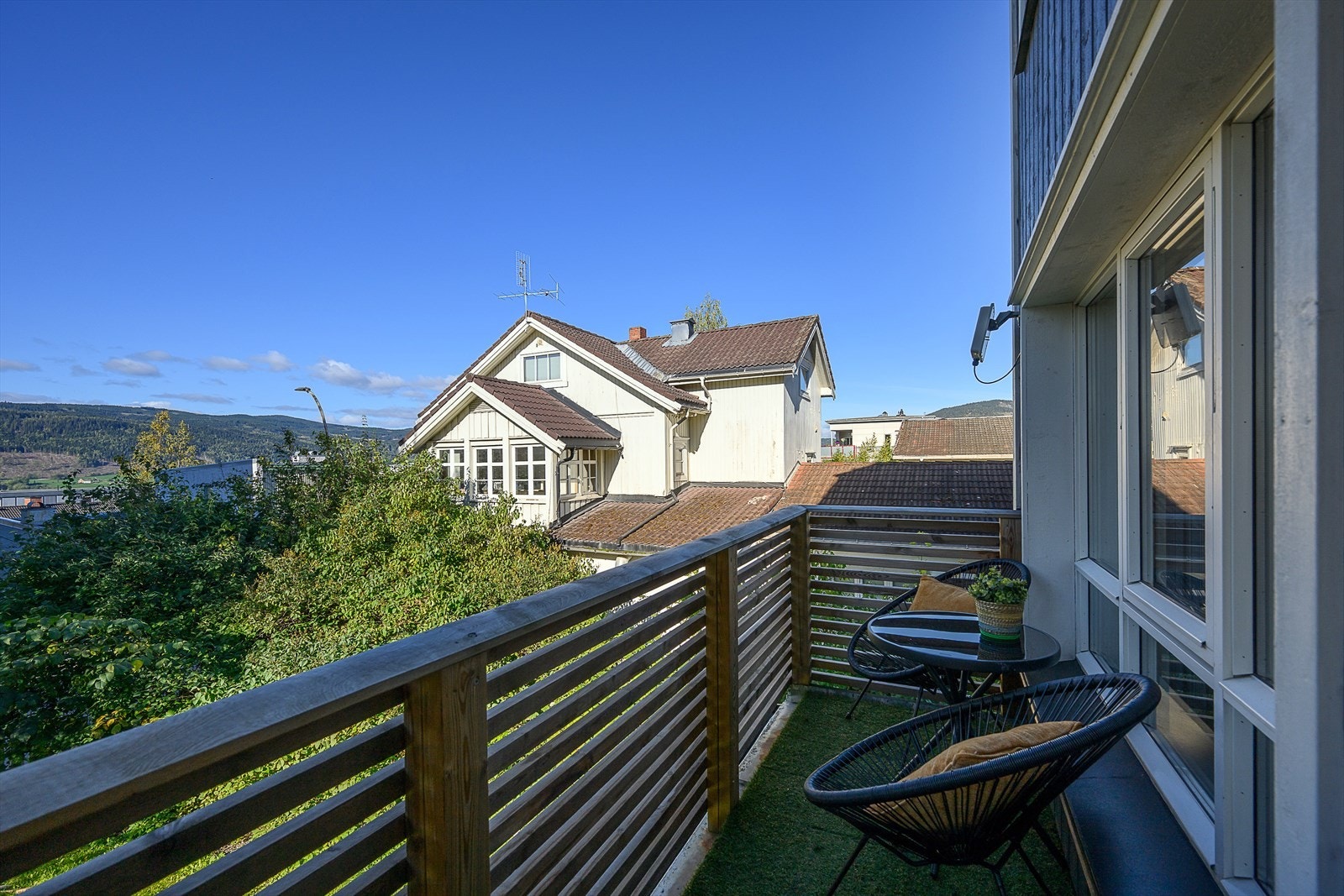 Terrassen er vestvendt med plass til utemøbler Galleribilde