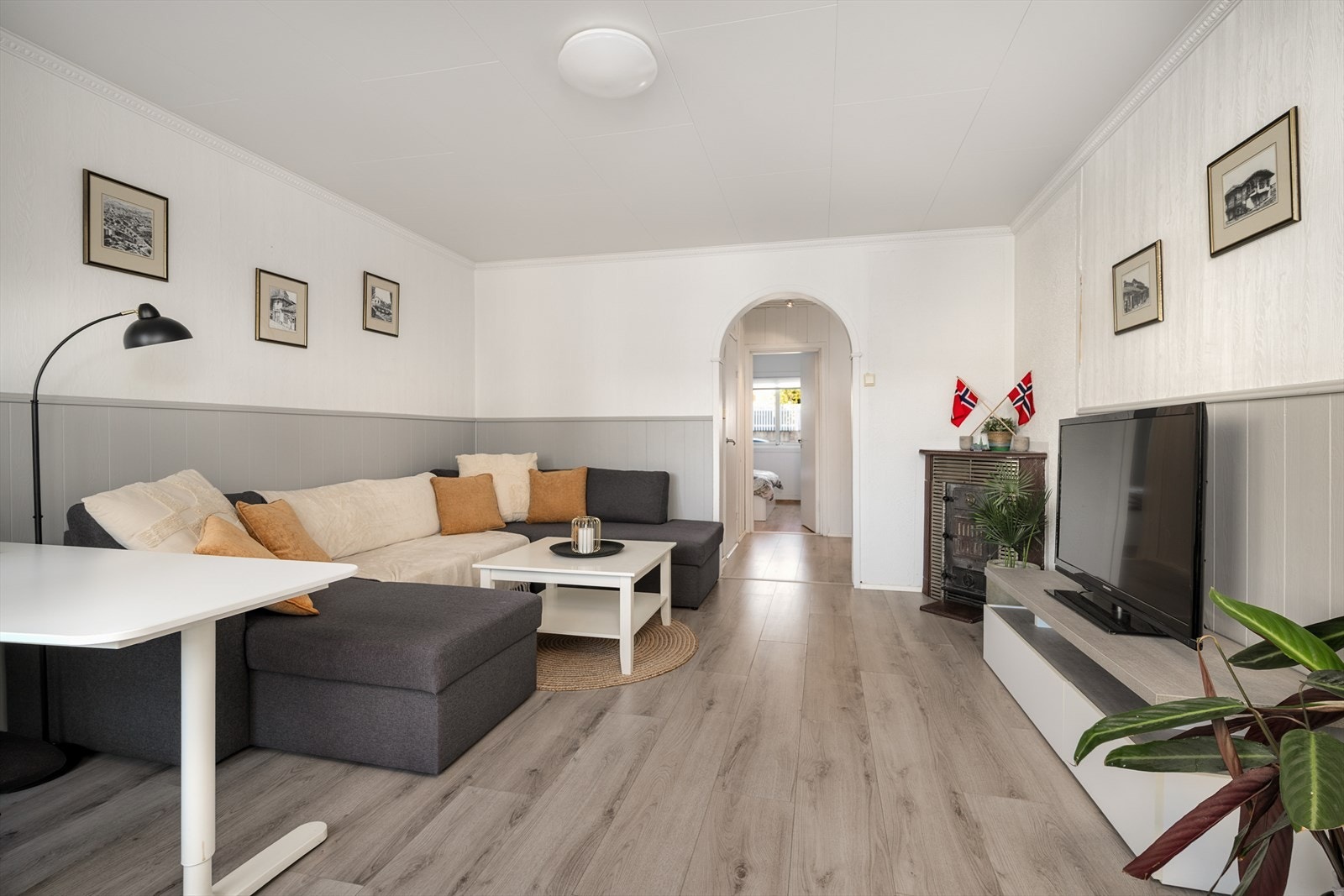 Stuen har plass til møblering etter ønske. Dagens eier har valgt sofa, tv-benk og kontorpult Galleribilde