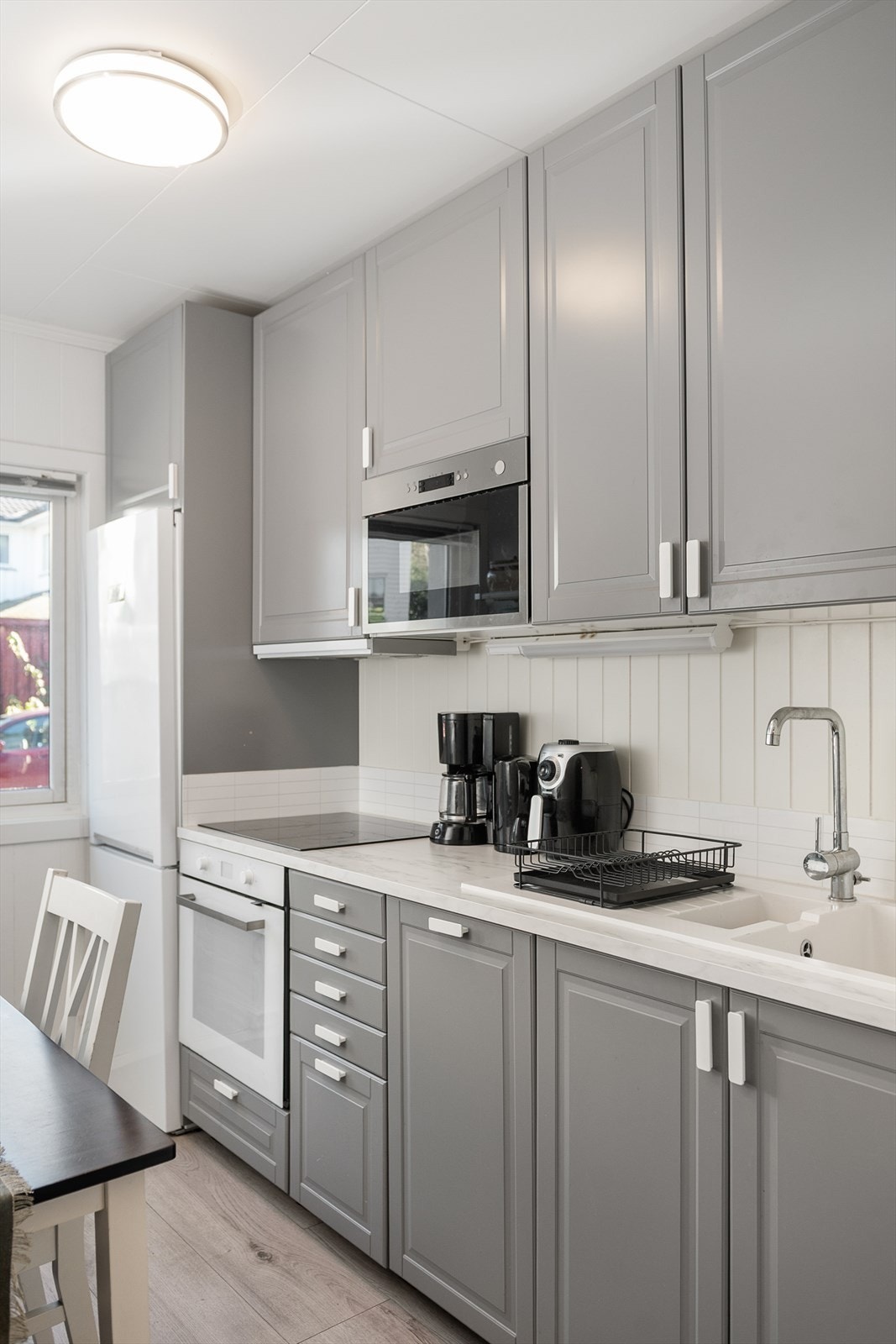 Det er plass til kjøl-/fryseskap, oppvaskmaskin, komfyr og platetopp. Micro er innebygget i overskap Galleribilde