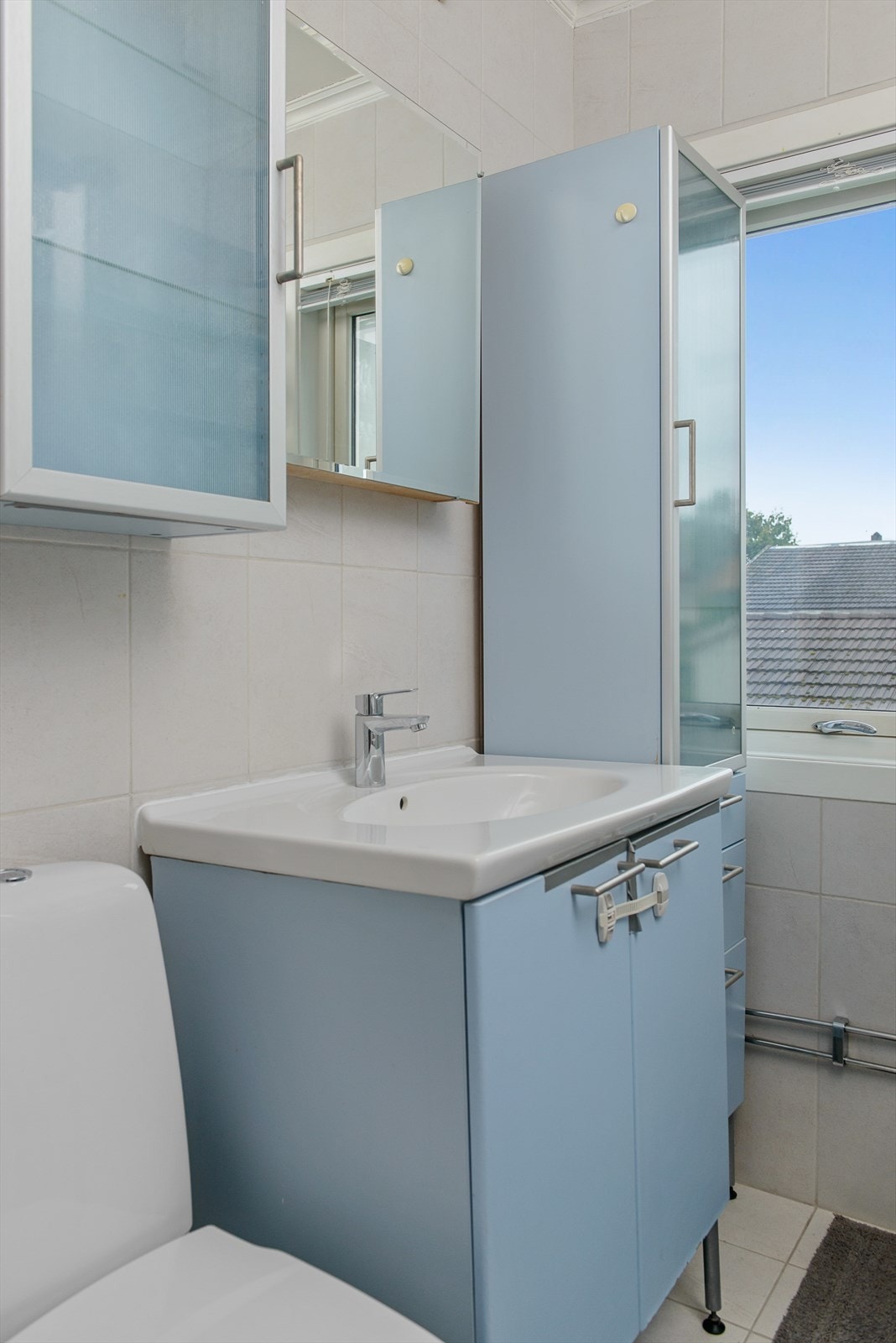 Servantinnredning med underskap, høyskap, vegghengt skap og gulvstående toalett Galleribilde