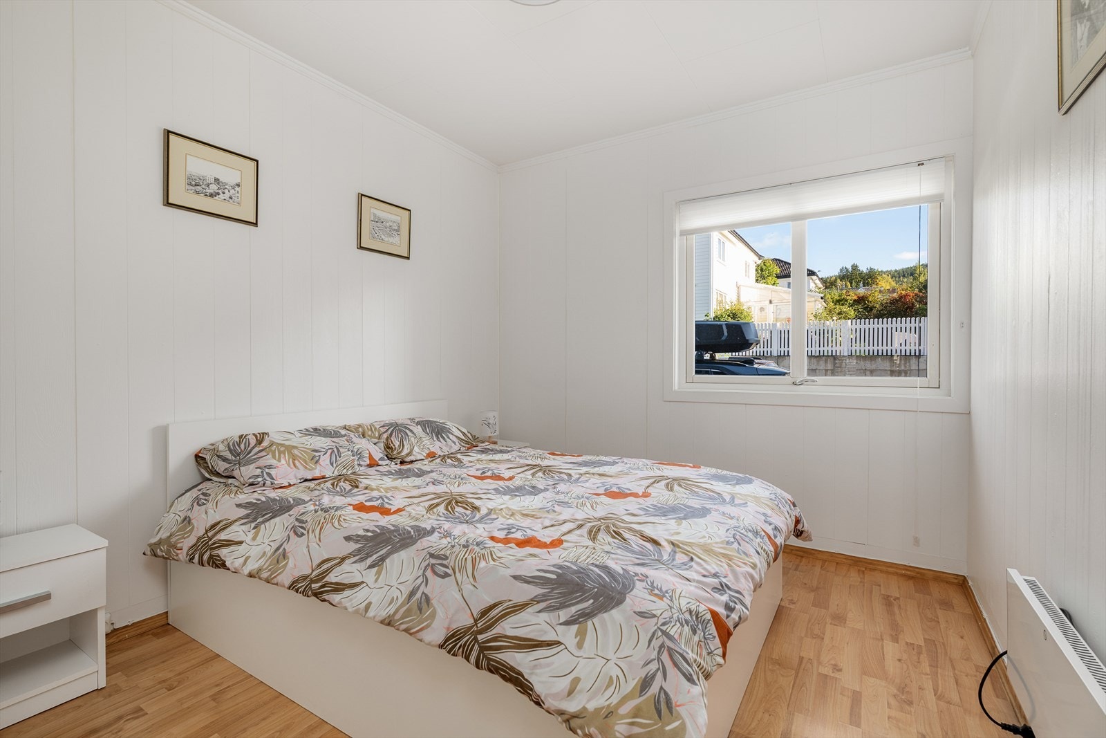 Soverom i lyse farger med plass til dobbeltseng Galleribilde