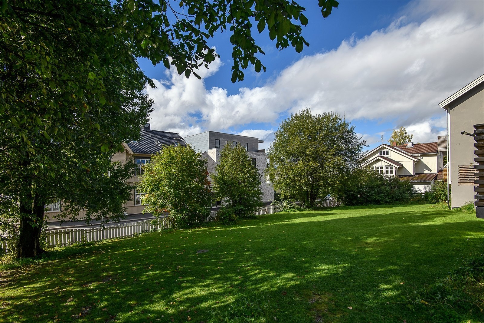 Felles opparbeidet tomt med plenareal Galleribilde