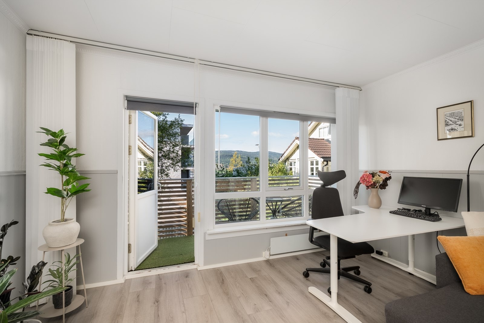 De store vinduene mot vest gir naturlig belysning inn i rommet Galleribilde