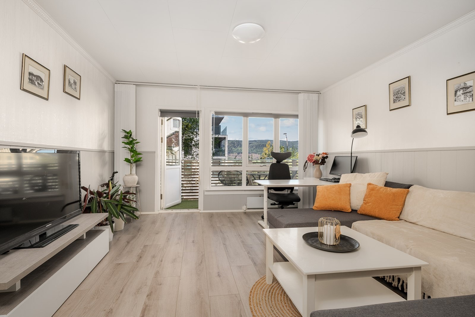 Leiligheten er innvendig med lyse overflater Galleribilde