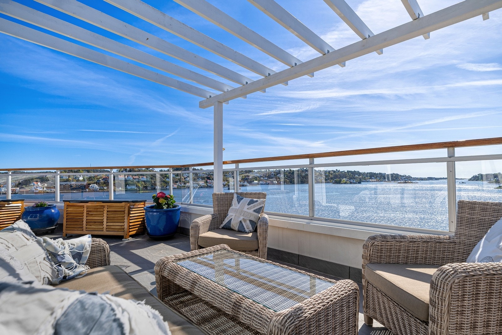 Takterrassen er et høydepunkt med pergola, sol til over kl 21.00 på kvelden, god plass for loungegrupper og beplantning- og ikke minst, en spektakulær utsikt! Galleribilde