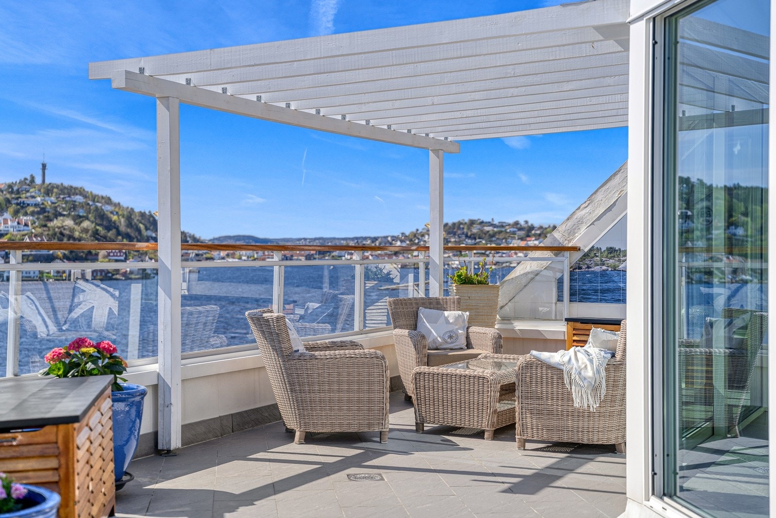 Lys, luftig og skjermet uteplass med uslåelig utsikt. Her kan man nyte utemiljøet i idylliske omgivelser. Galleribilde